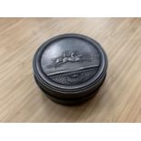 A SNUFF BOX (ENGRAVED 1872) DEPICTING A HORSE RACE DIA:6.5CM
