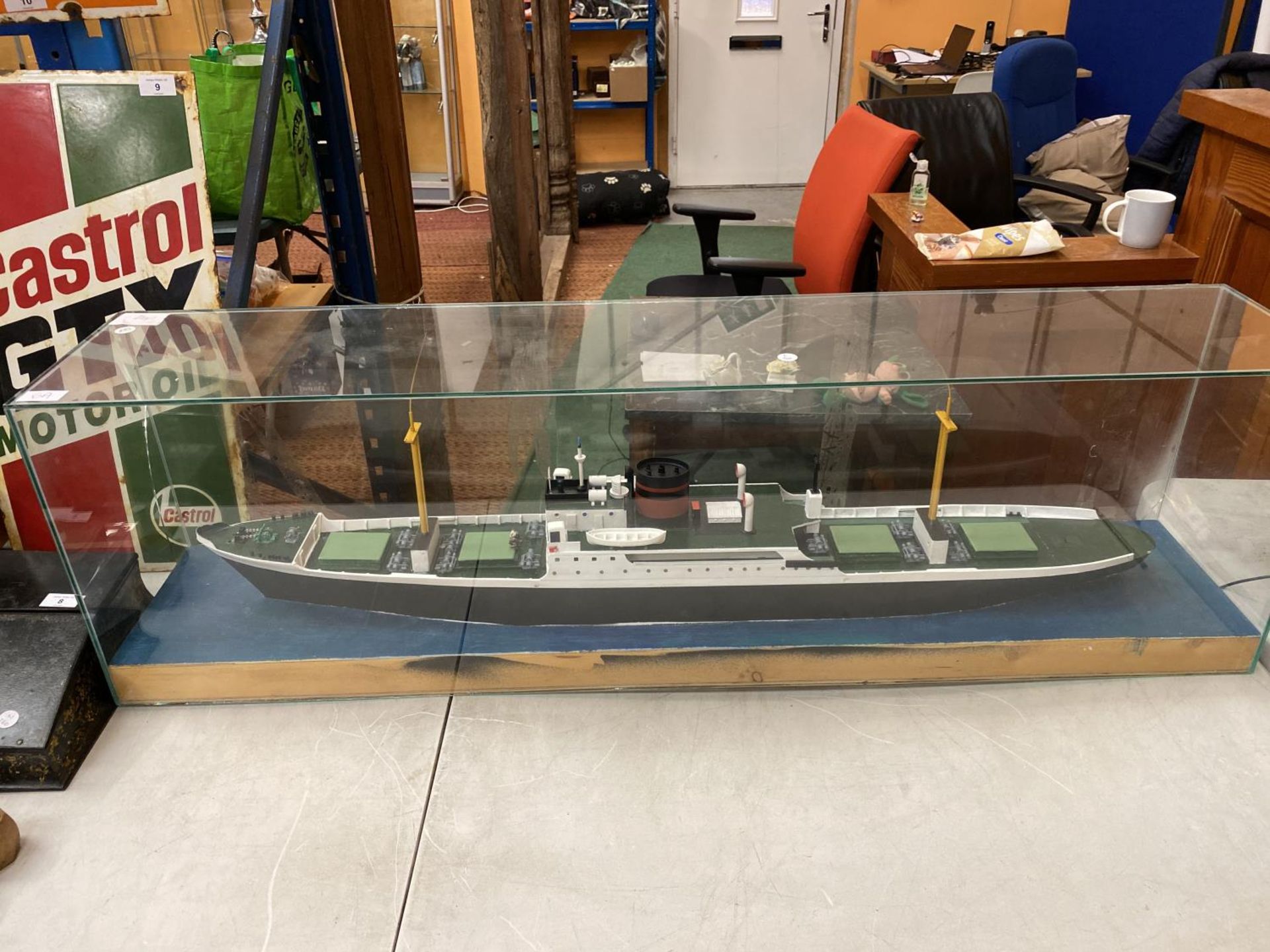 A VERY LARGE GLASS BOXED MODEL STEAM LINER 123CM X 27CM X 37CM - Image 4 of 6