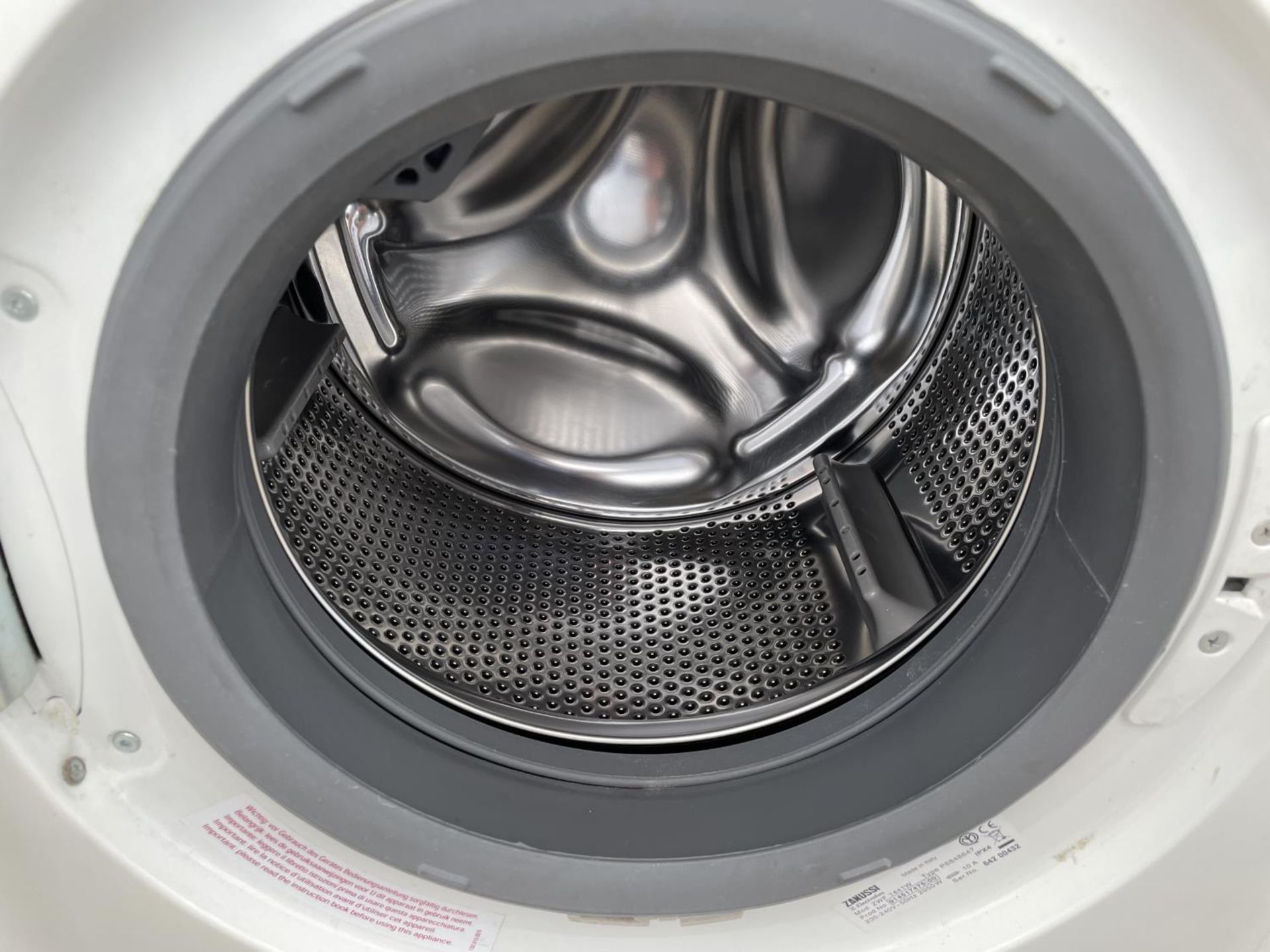 A WHITE ZANUSSI WASHING MACHINE BELIEVED IN WORKING ORDER BUT NO WARRANTY - Image 4 of 4