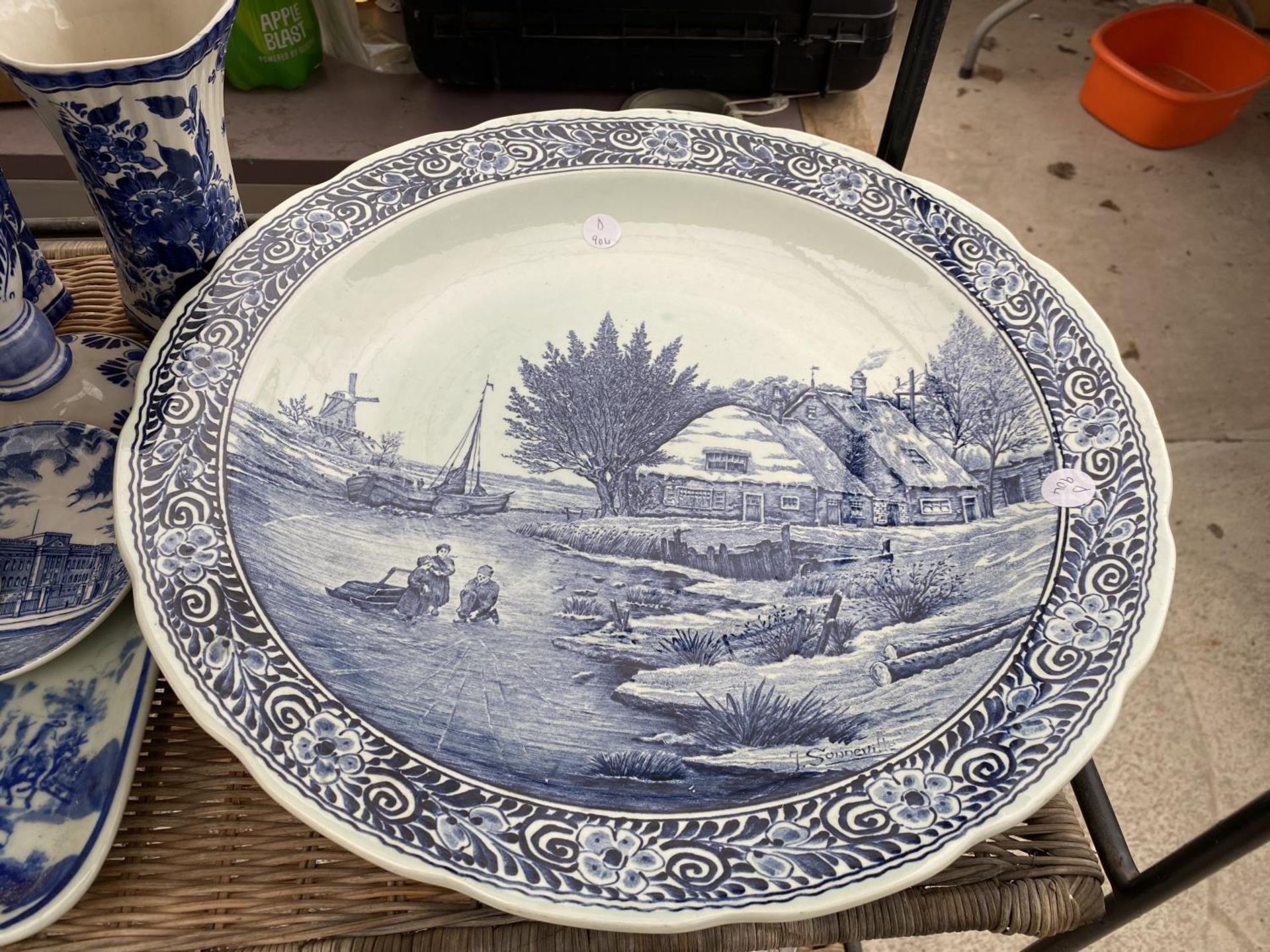 AN ASSORTMENT OF BLUE AND WHITE CERAMIC WARE AND AN ASSORTMENT OF GLASS WARE - Image 6 of 6