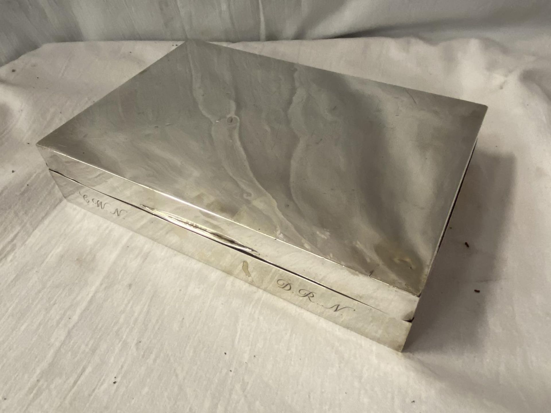 A BIRMINGHAM SILVER CIGARETTE BOX 23CM X 15CM X 5CM (WEIGHT 1000G) - Image 3 of 6