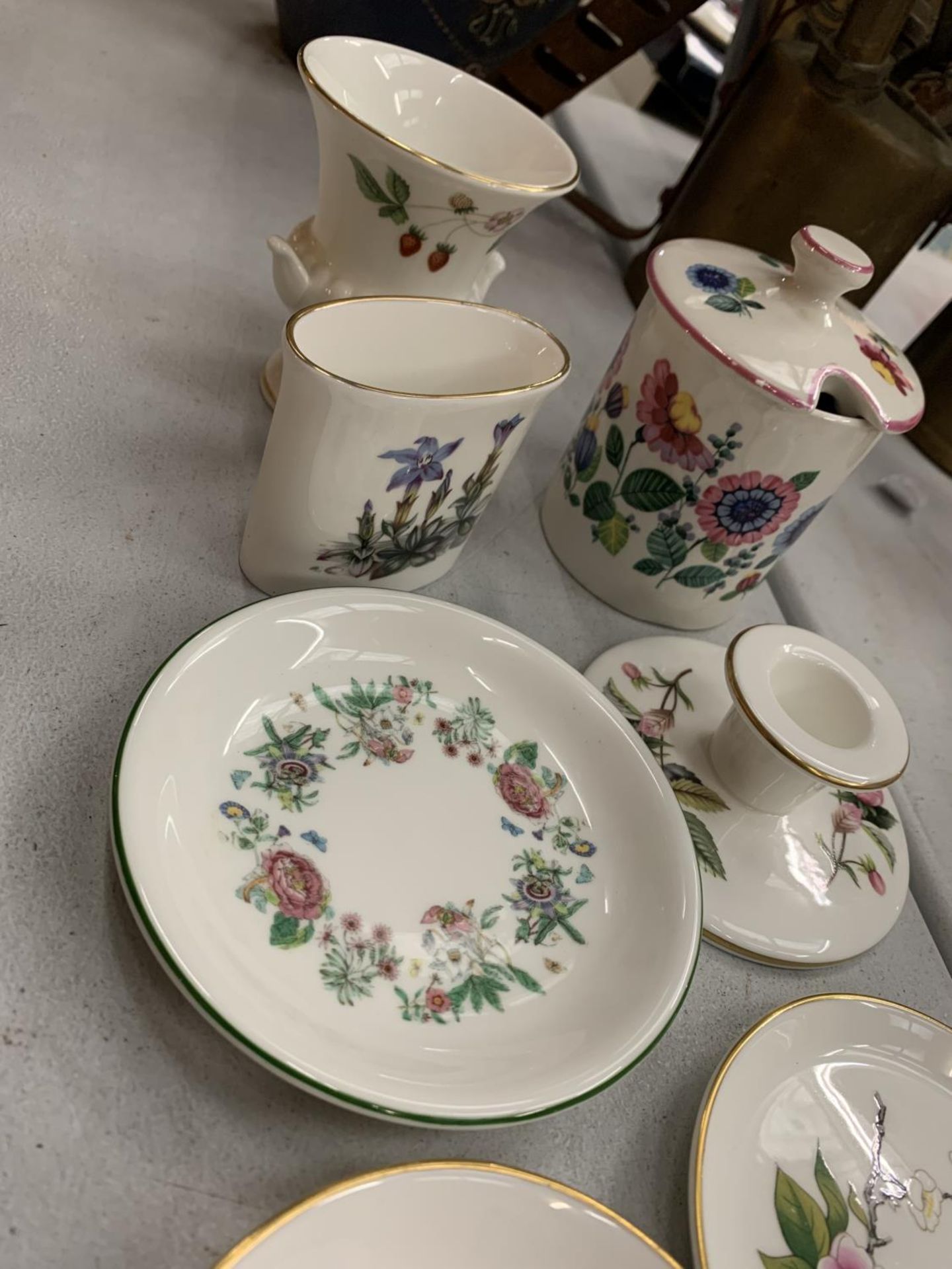 A COLLECTION OF CHINA TO INCLUDE ROYAL WORCESTER, WEDGWOOD ETC - Image 2 of 3