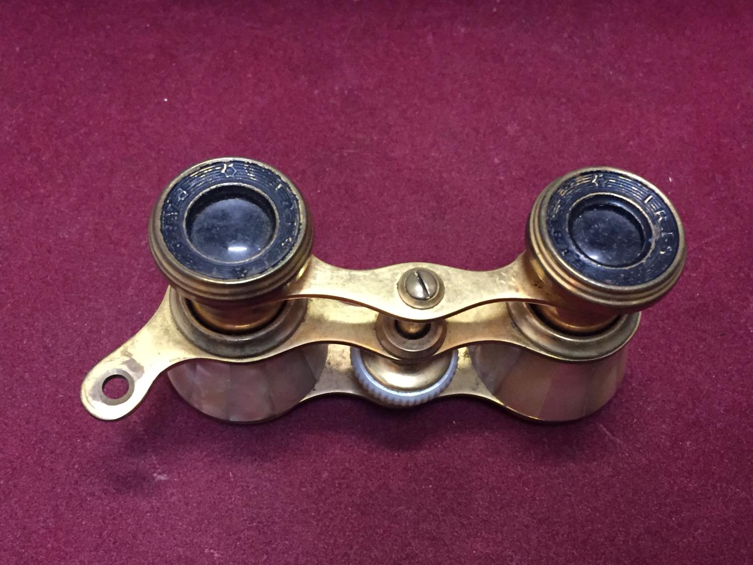 A PAIR OF BRASS AND MOTHER OF PEARL OPERA GLASSES - Image 2 of 4