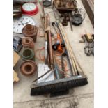 AN ASSORTMENT OF GARDEN TOOLS TO INCLUDE DRAINING RODS, SPADE AND PLANT POTS ETC
