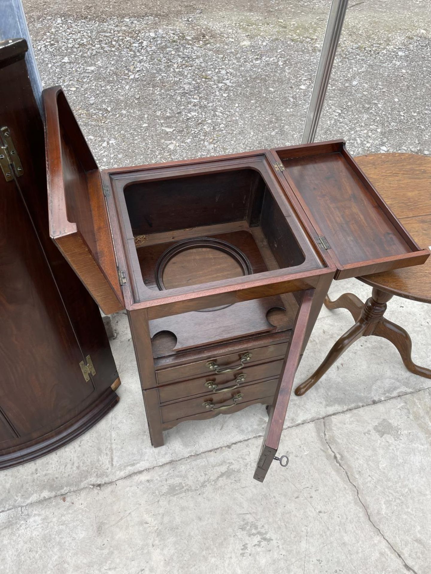 A GEORGIAN MAHOGANY COMMODE CHEST/ WASHSTAND WITH FOLD-OVER TOP+ PULL OUT BASE [LACKING CHAMBER POT] - Image 3 of 5