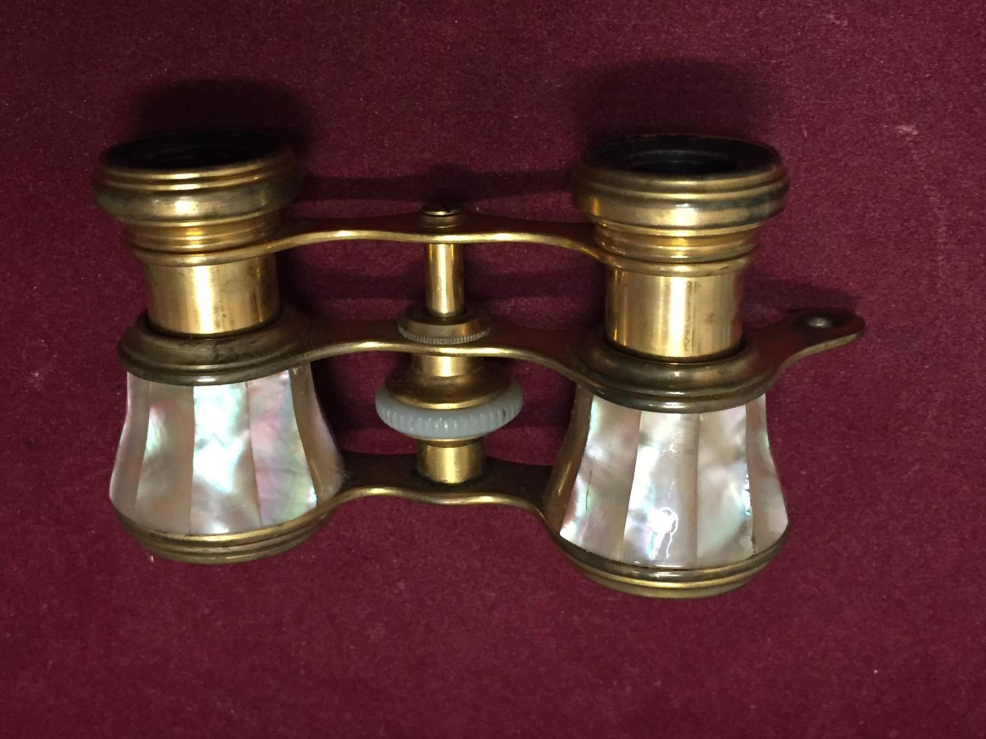 A PAIR OF BRASS AND MOTHER OF PEARL OPERA GLASSES - Image 4 of 4