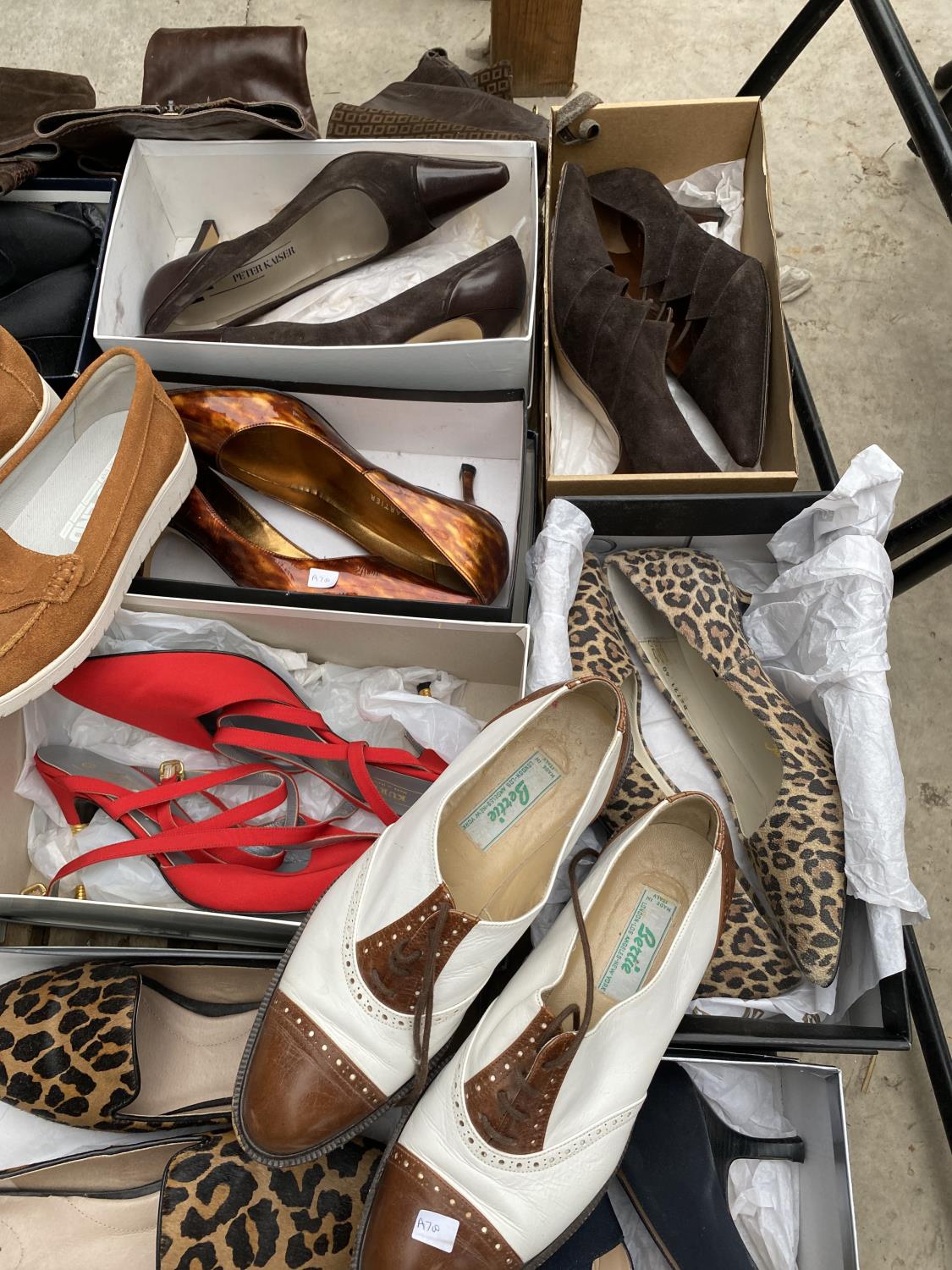 A LARGE COLLECTION OF LADIES SHOES - Image 4 of 6