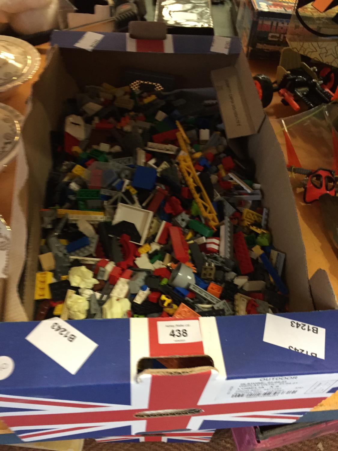 A LARGE QUANTITY OF LEGO - Image 2 of 4