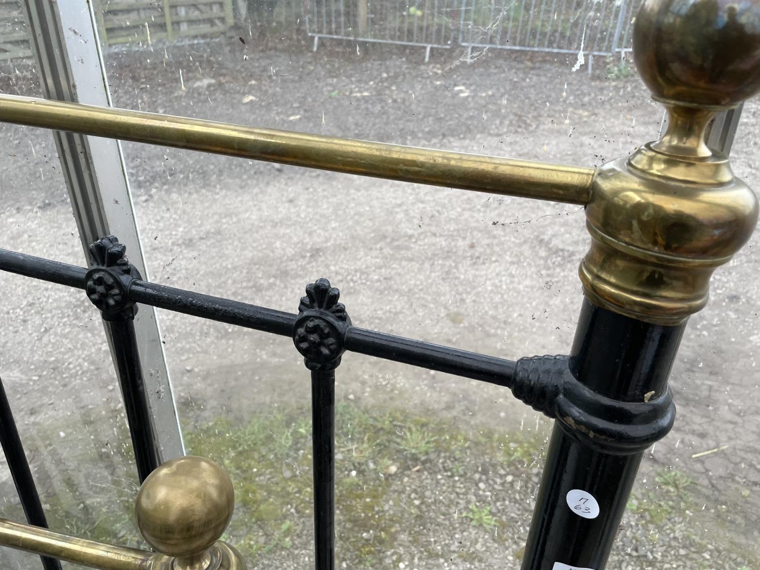 A VICTORIAN 4' 6" BRASS AND IRON BEDSTEAD - Image 2 of 3