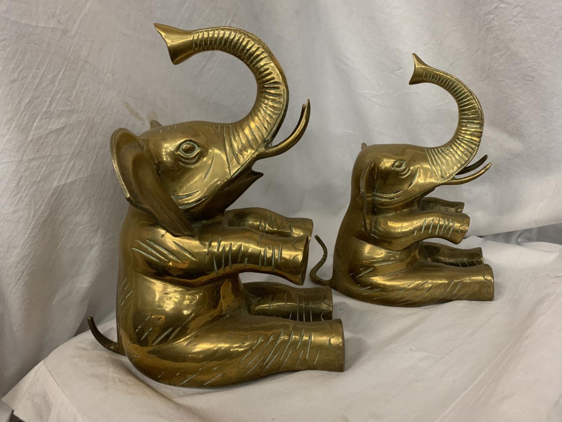 A PAIR OF SEATED BRASS ELEPHANTS H:31 CM AND 25CM - Image 4 of 4