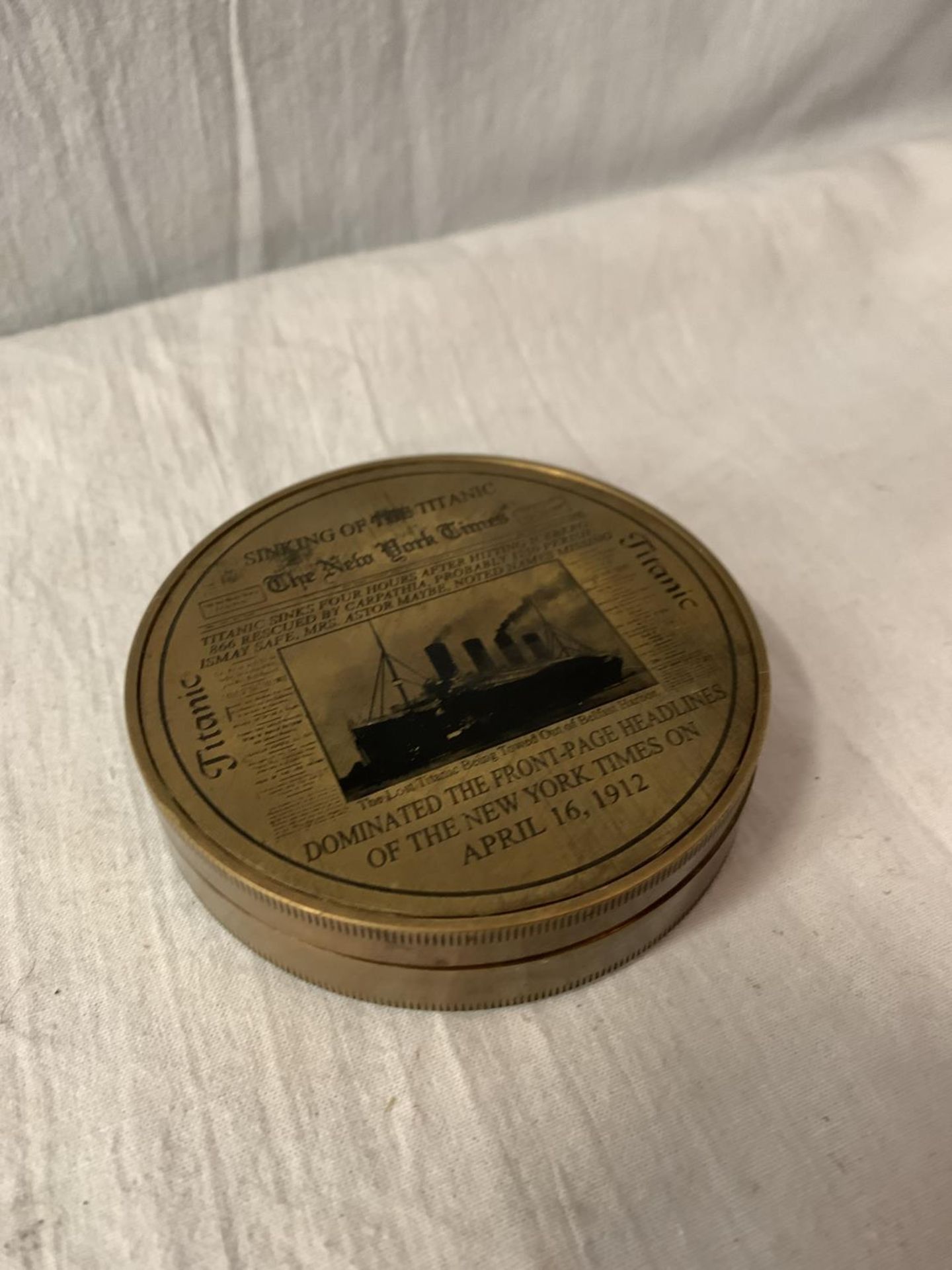 A BRASS COMPASS WITH ENGRAVING RELATING TO THE TITANIC - Image 5 of 5