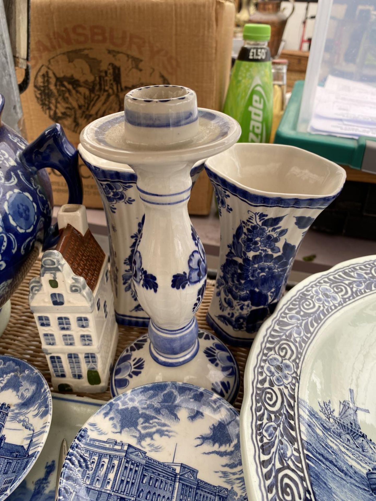 AN ASSORTMENT OF BLUE AND WHITE CERAMIC WARE AND AN ASSORTMENT OF GLASS WARE - Image 2 of 6