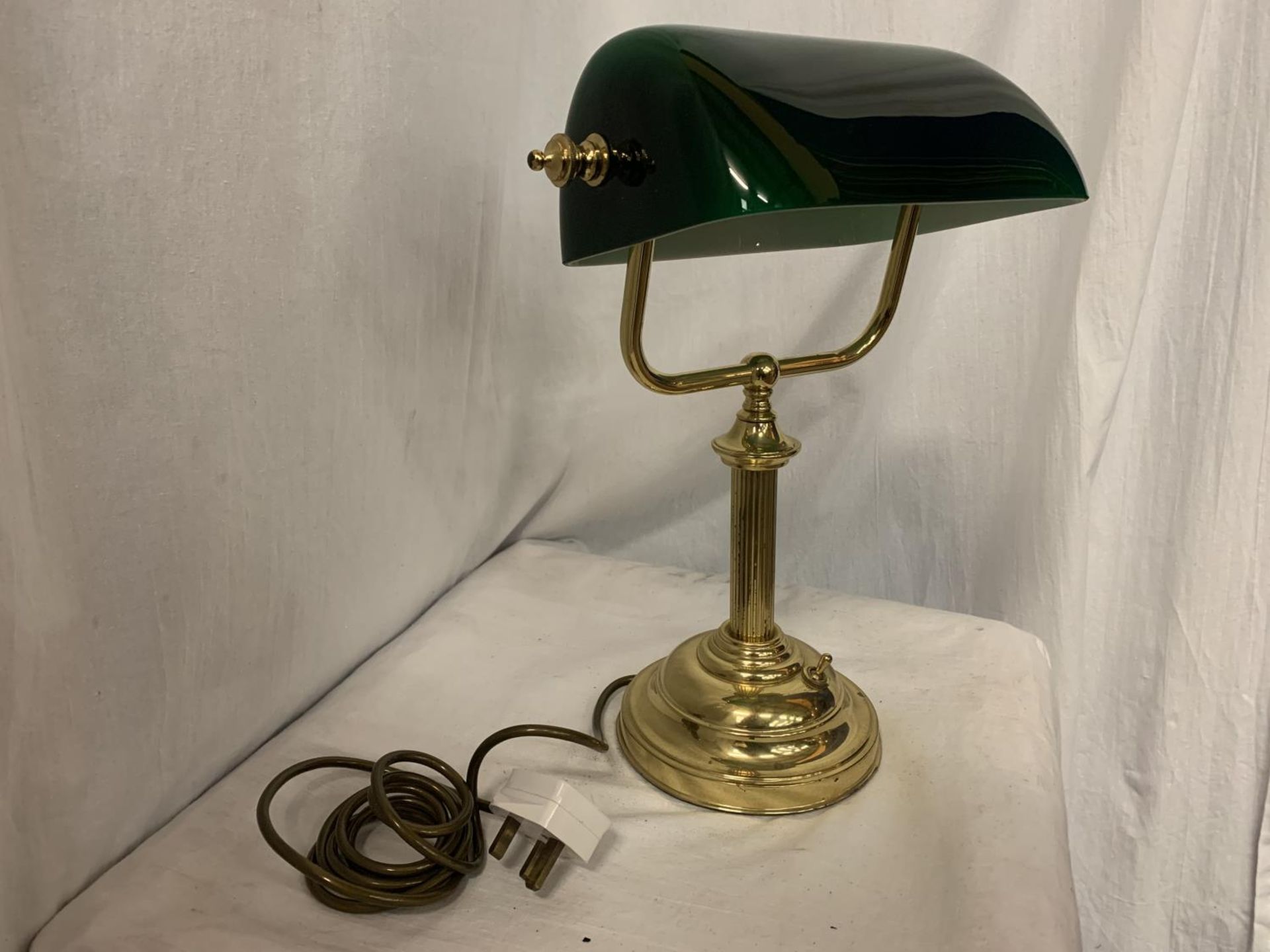 A BRASS BANKER'S DESK LAMP WITH GREEN GLASS SHADE - Image 2 of 4