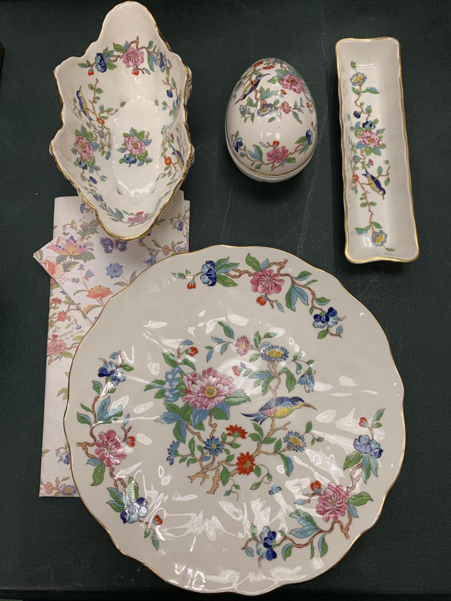 FOUR EXAMPLES OF AYNSLEY 'PEMBROKE' A REPRODUCTION OF AN EIGHTEENTH CENTURY DESIGN