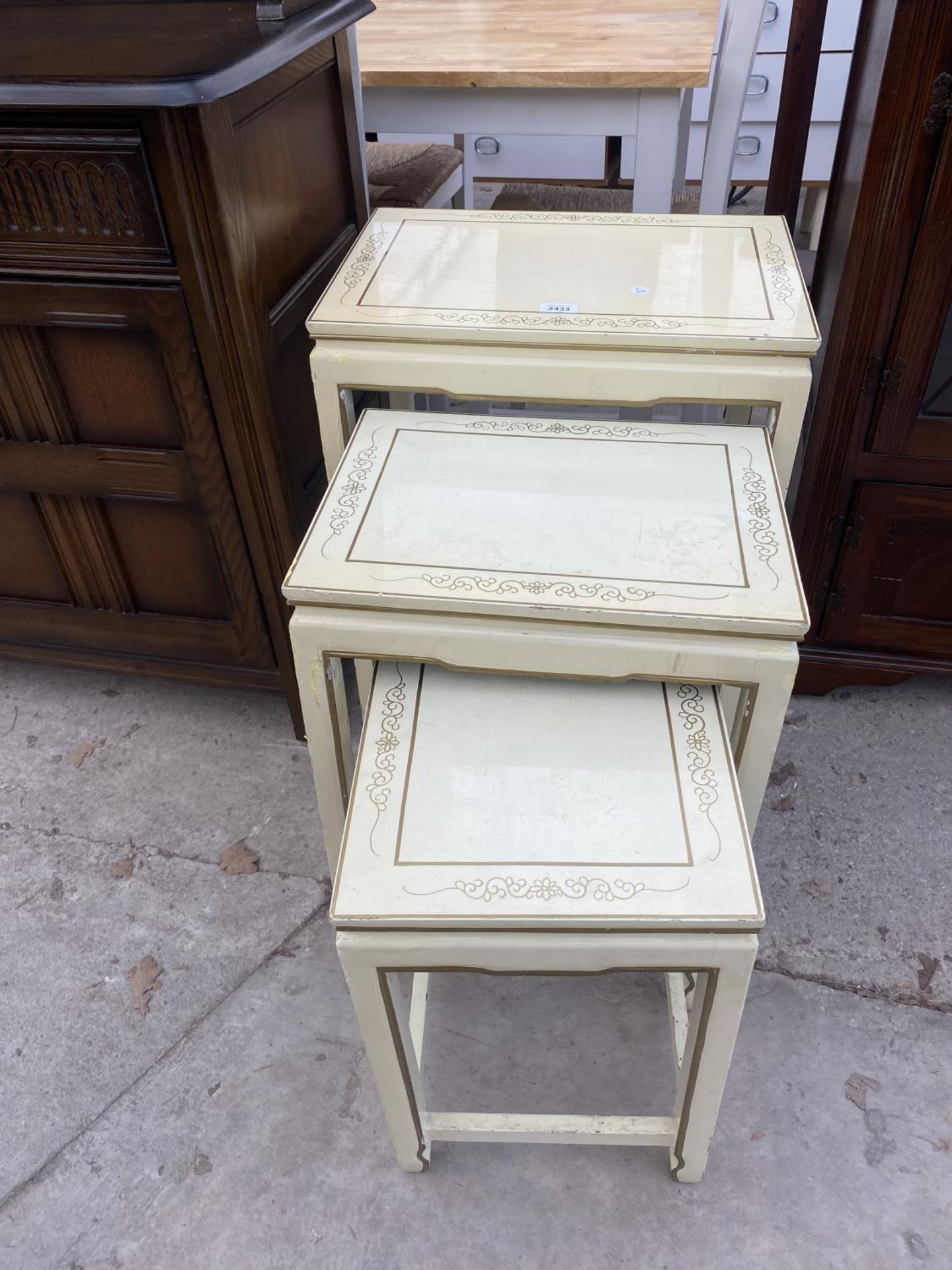 A MODERN NEST OF 4 CREAM/GILT TABLES - Image 3 of 4