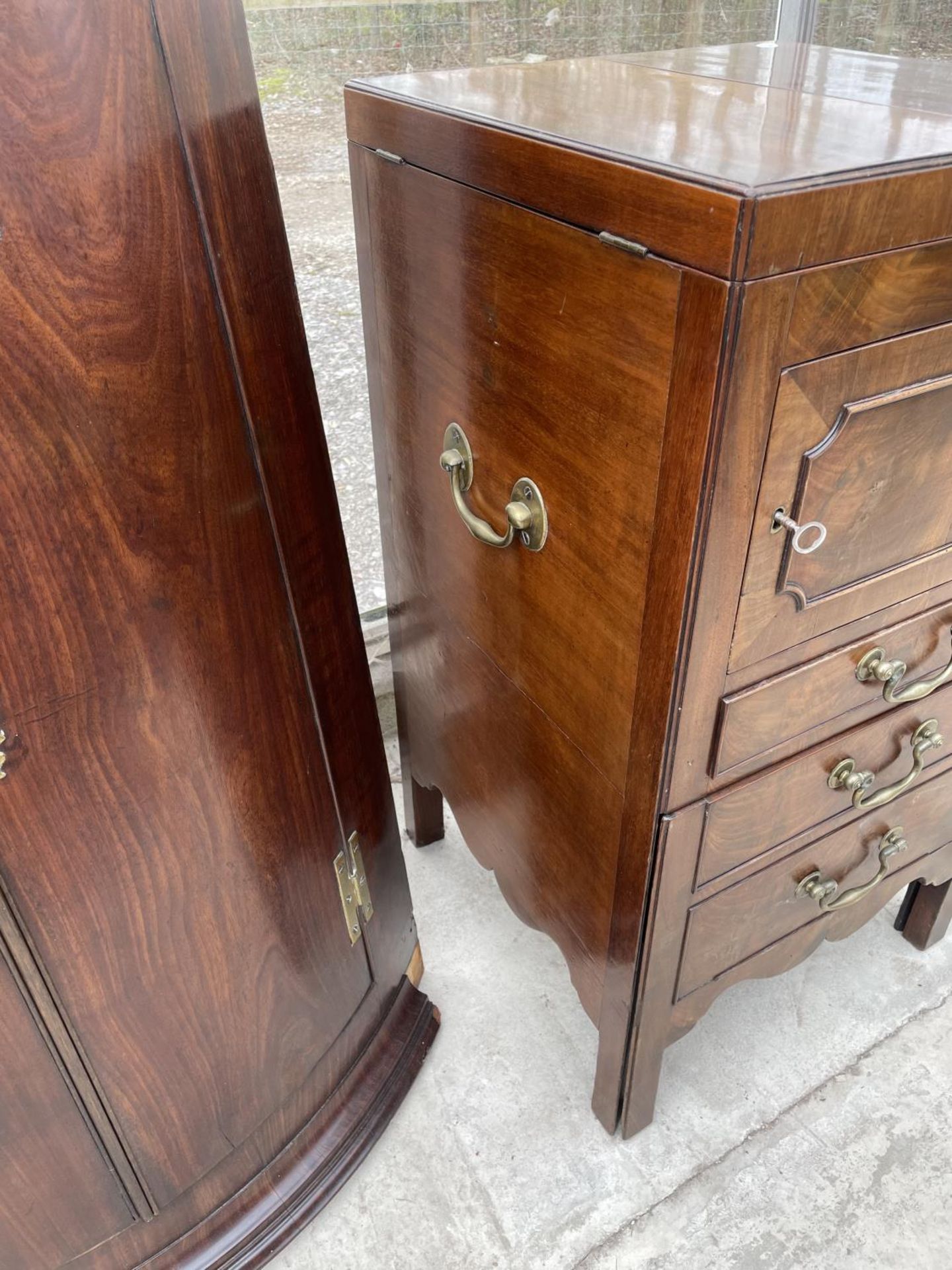 A GEORGIAN MAHOGANY COMMODE CHEST/ WASHSTAND WITH FOLD-OVER TOP+ PULL OUT BASE [LACKING CHAMBER POT] - Image 5 of 5