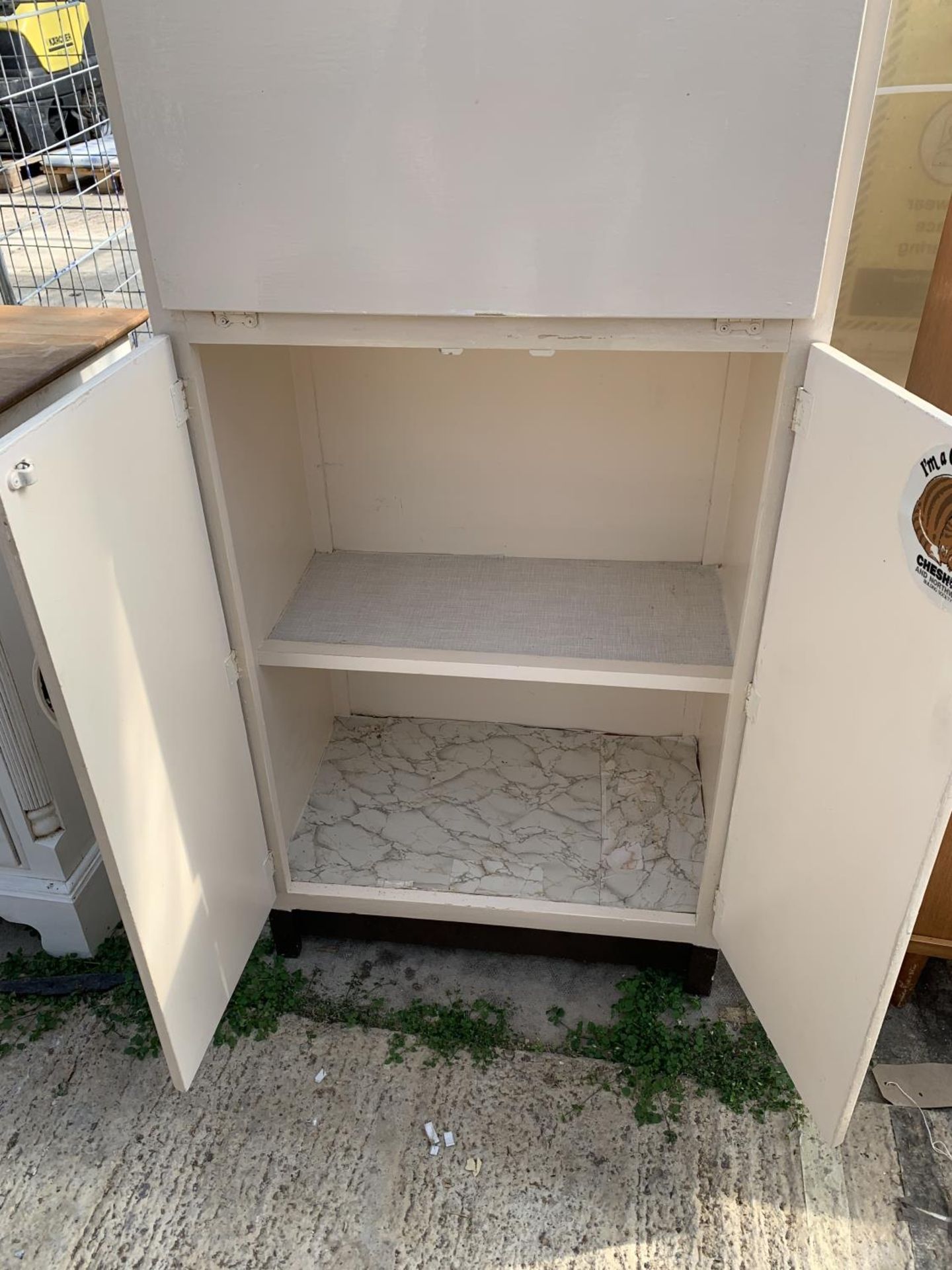 A 1950'S PAINTED KITCHEN CABINET WITH GLASS DOORS TO THE UPPER PORTION, 24" WIDE - Image 3 of 3