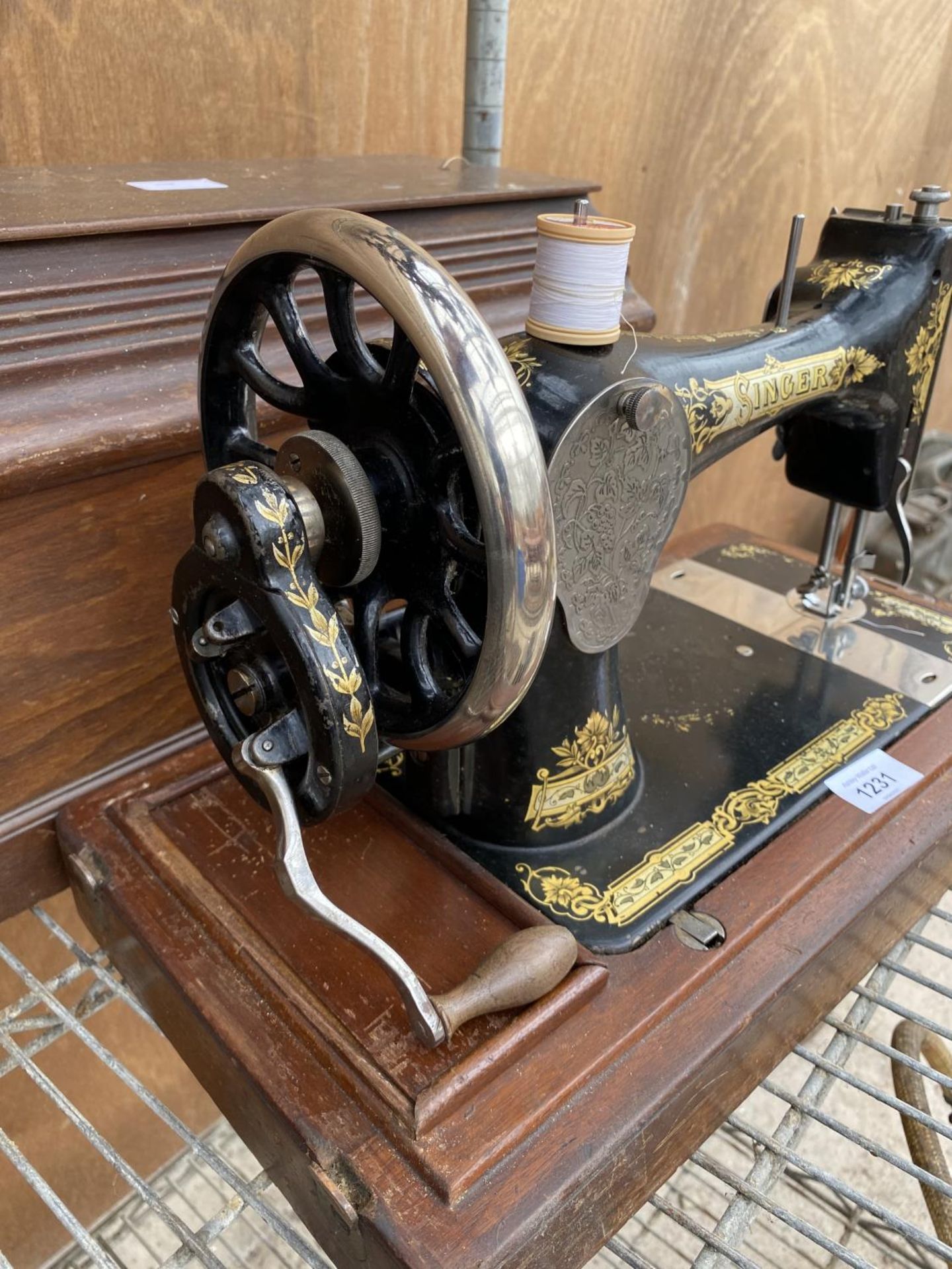 A VINTAGE SINGER SEWING MACHINE WITH WOODEN CARRY CASE AND KEY - Image 4 of 4