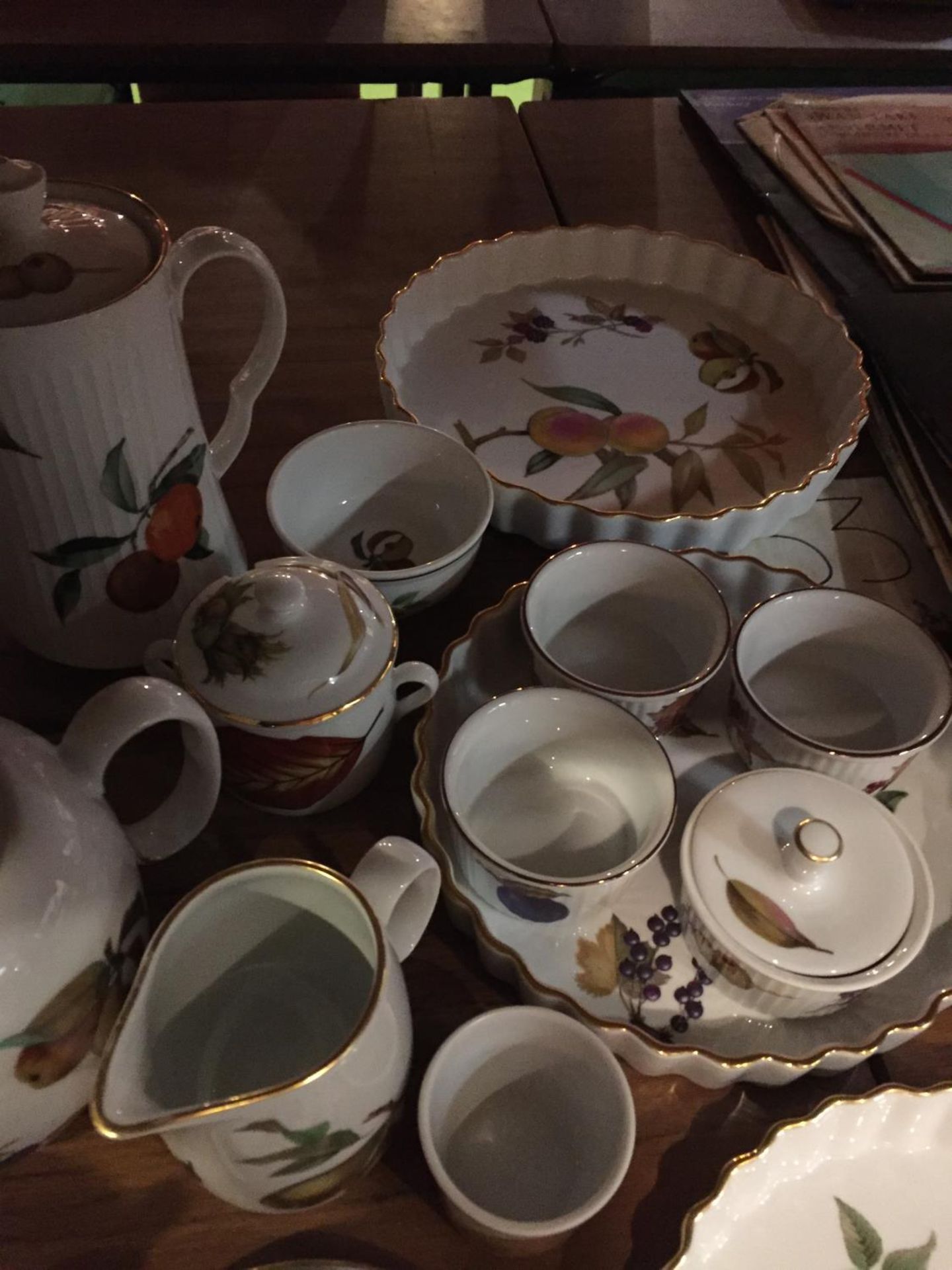 A LARGE COLLECTION OF ROYAL WORCESTER 'EVESHAM' TO INCLUDE FOUR COFFEE POTS, THREE FLAN DISHES ETC - Image 4 of 5
