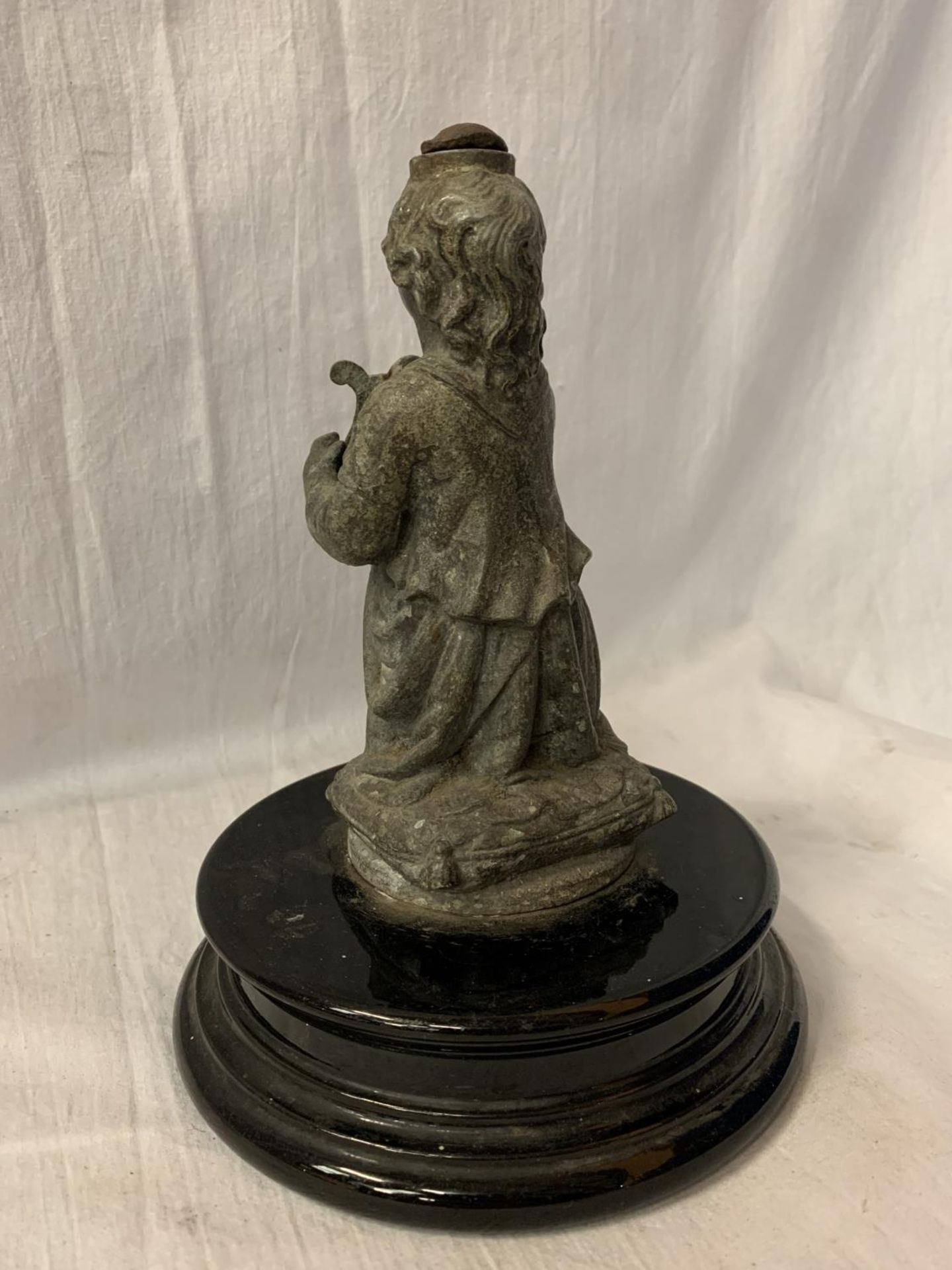 A VINTAGE SPELTER FIGURINE ON A PLINTH IN THE FORM OF AN ANGEL H: 23CM - Image 3 of 5