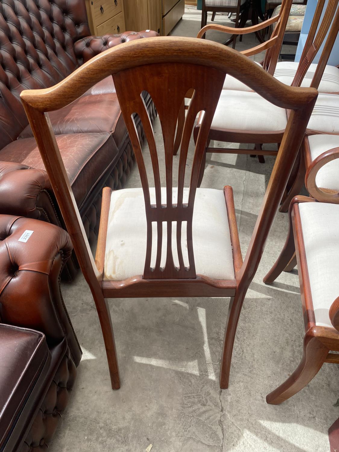 A SET OF 6 PIERCED SPLIT BACK DINING CHAIRS - Image 3 of 5