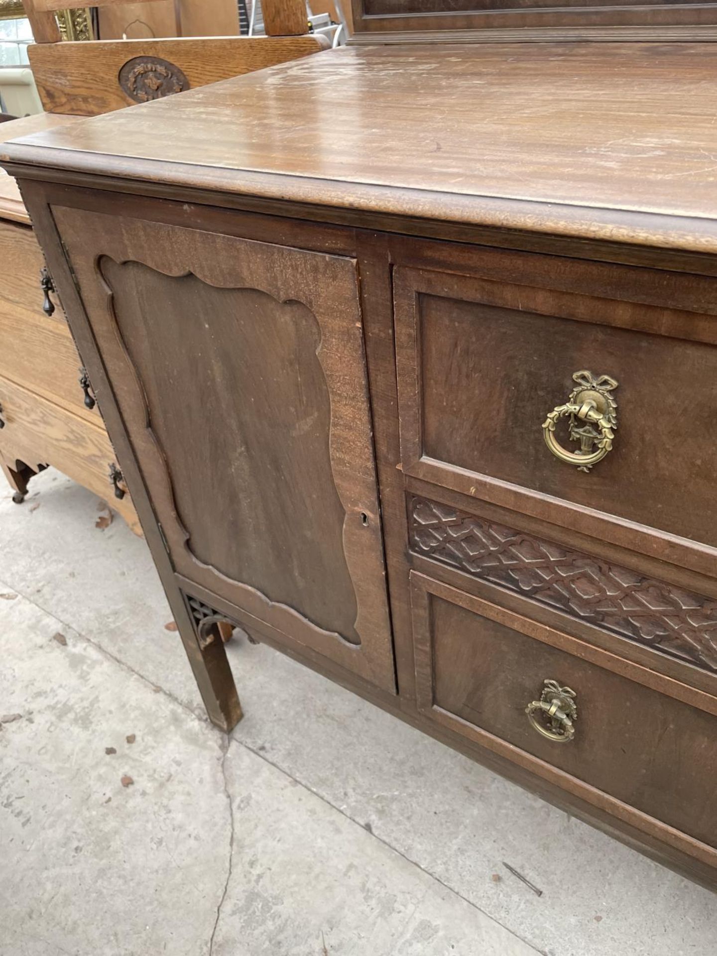 AN EDWARDIAN MAHOGANY SIDEBOARD WITH RAISED BACK, 65" WIDE - Image 4 of 5