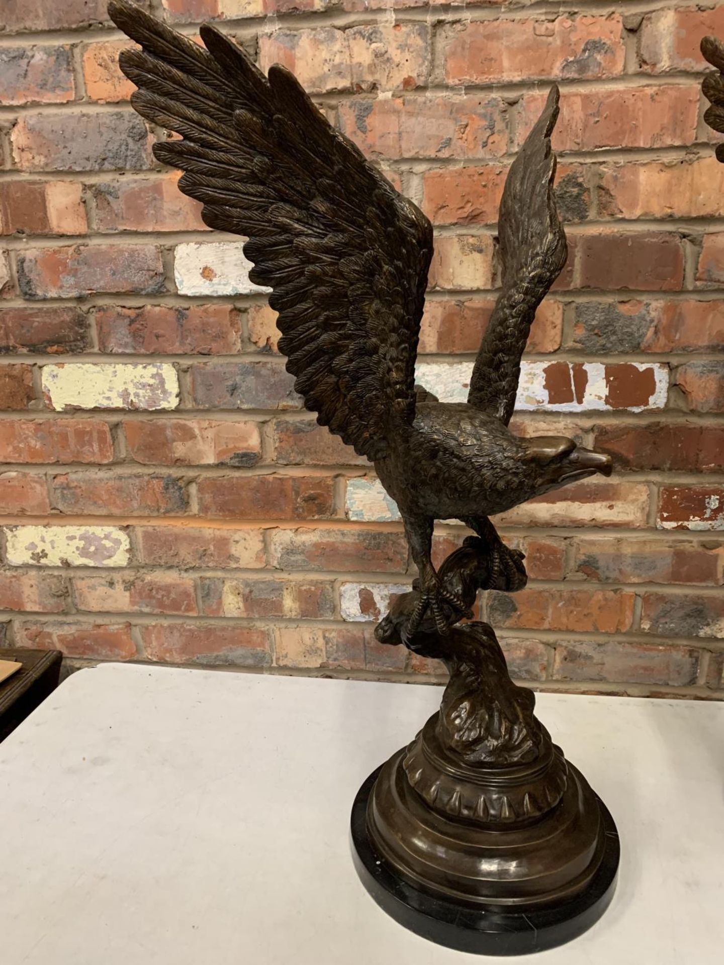A HUGE PAIR OF SCULPTURED BRONZE EAGLES ON MARBLE BASES - H:94CM - Image 2 of 9