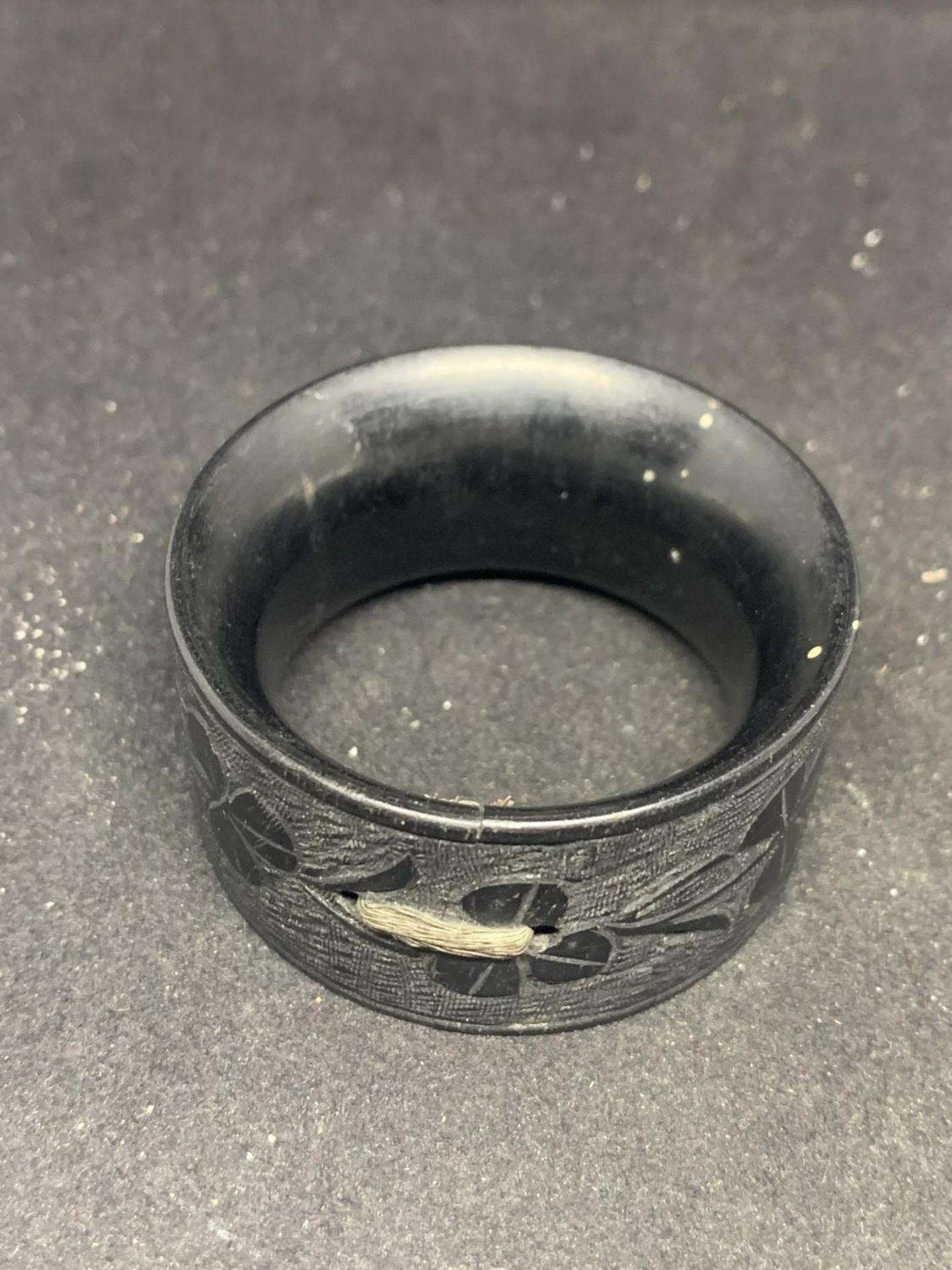 A WHITBY JET NAPKIN RING - Image 3 of 3