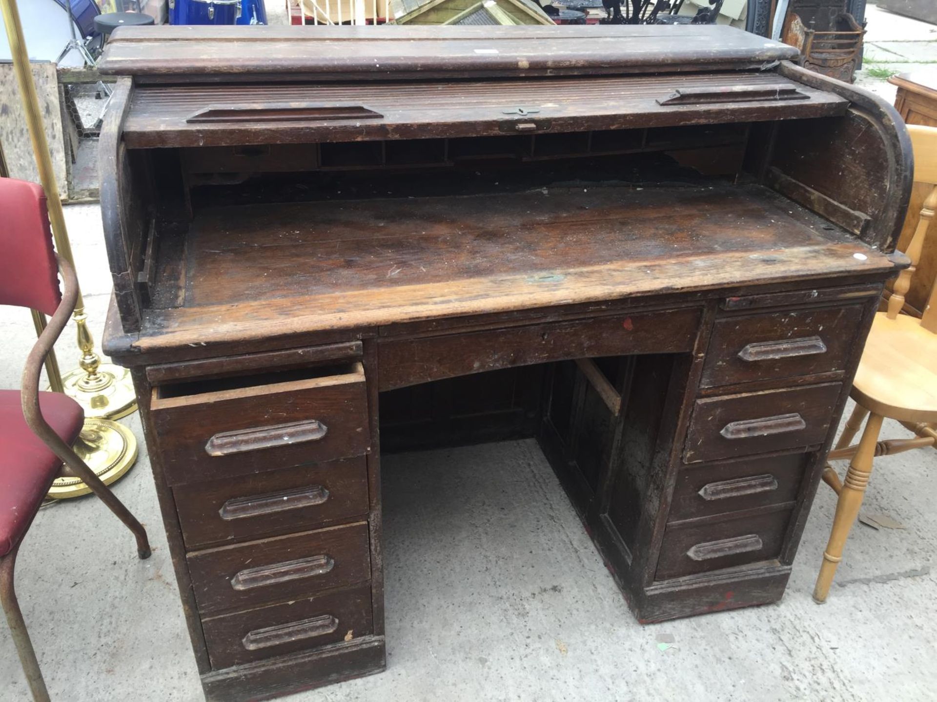 AN EARLY 20TH CENTURY OAK ROLL TOP DESK 47.5" WIDE