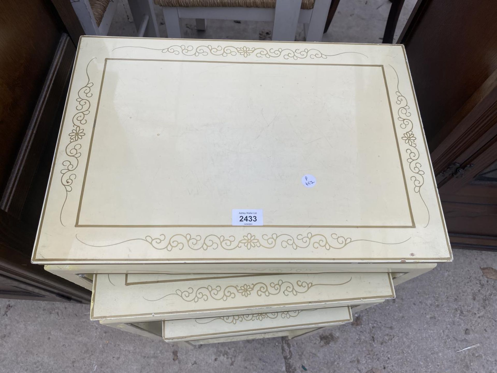 A MODERN NEST OF 4 CREAM/GILT TABLES - Image 2 of 4