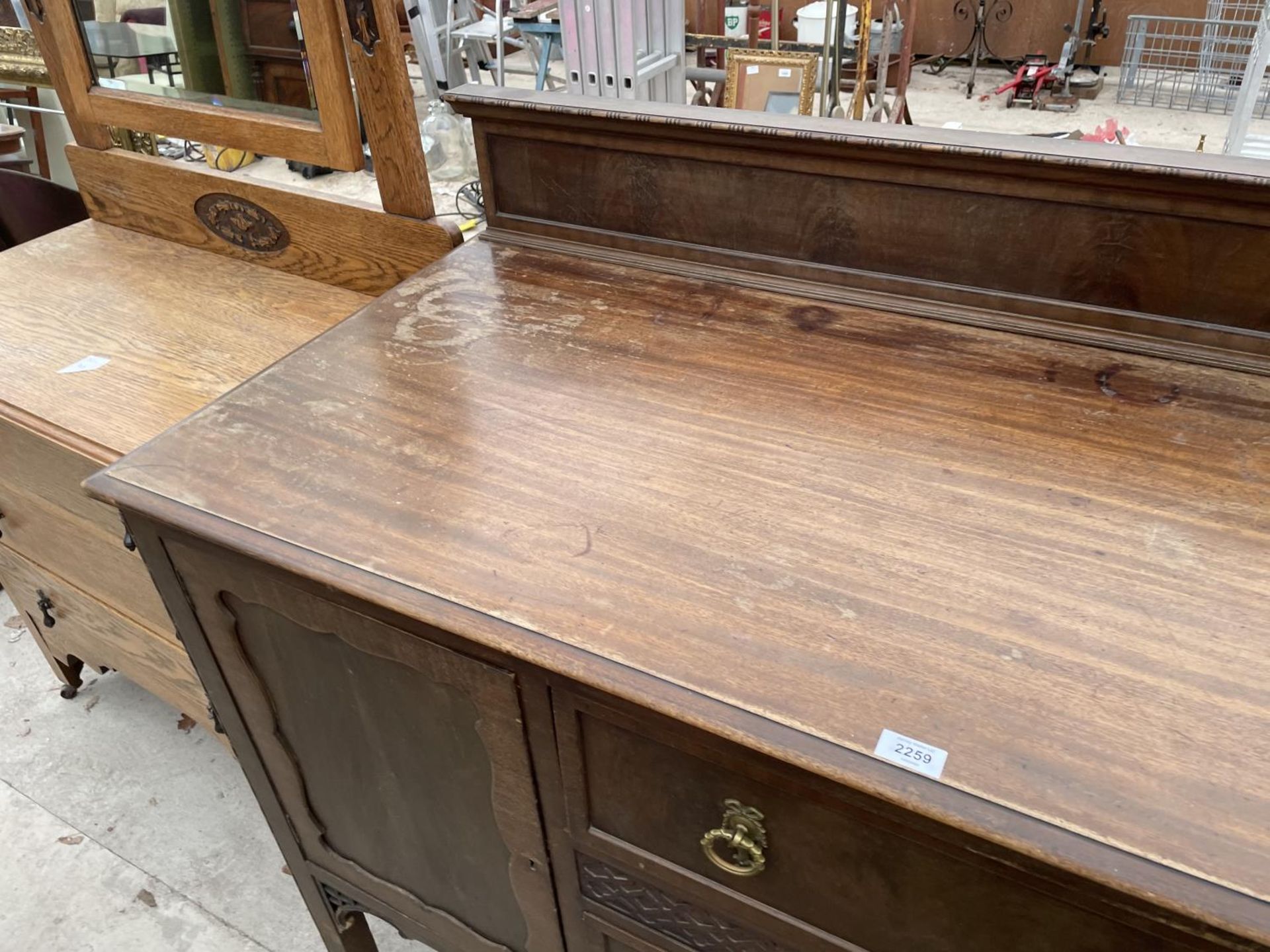 AN EDWARDIAN MAHOGANY SIDEBOARD WITH RAISED BACK, 65" WIDE - Image 3 of 5