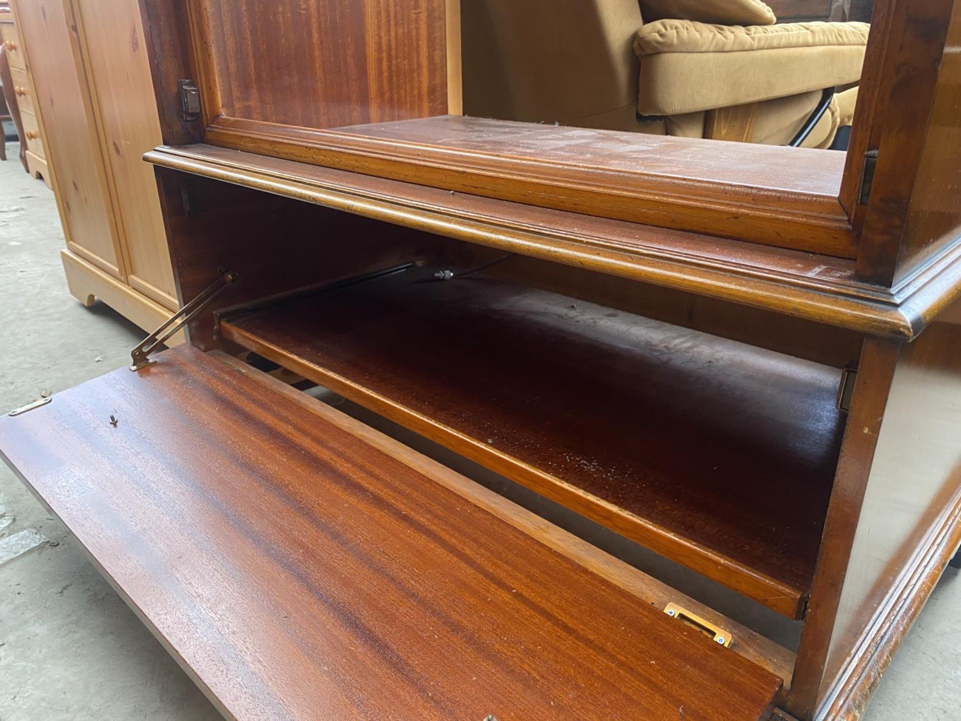 A YEW WOOD CROSS BANDED TV/VIDEO CABINET ON BRACKLY FEET 34" WIDE - Image 5 of 6