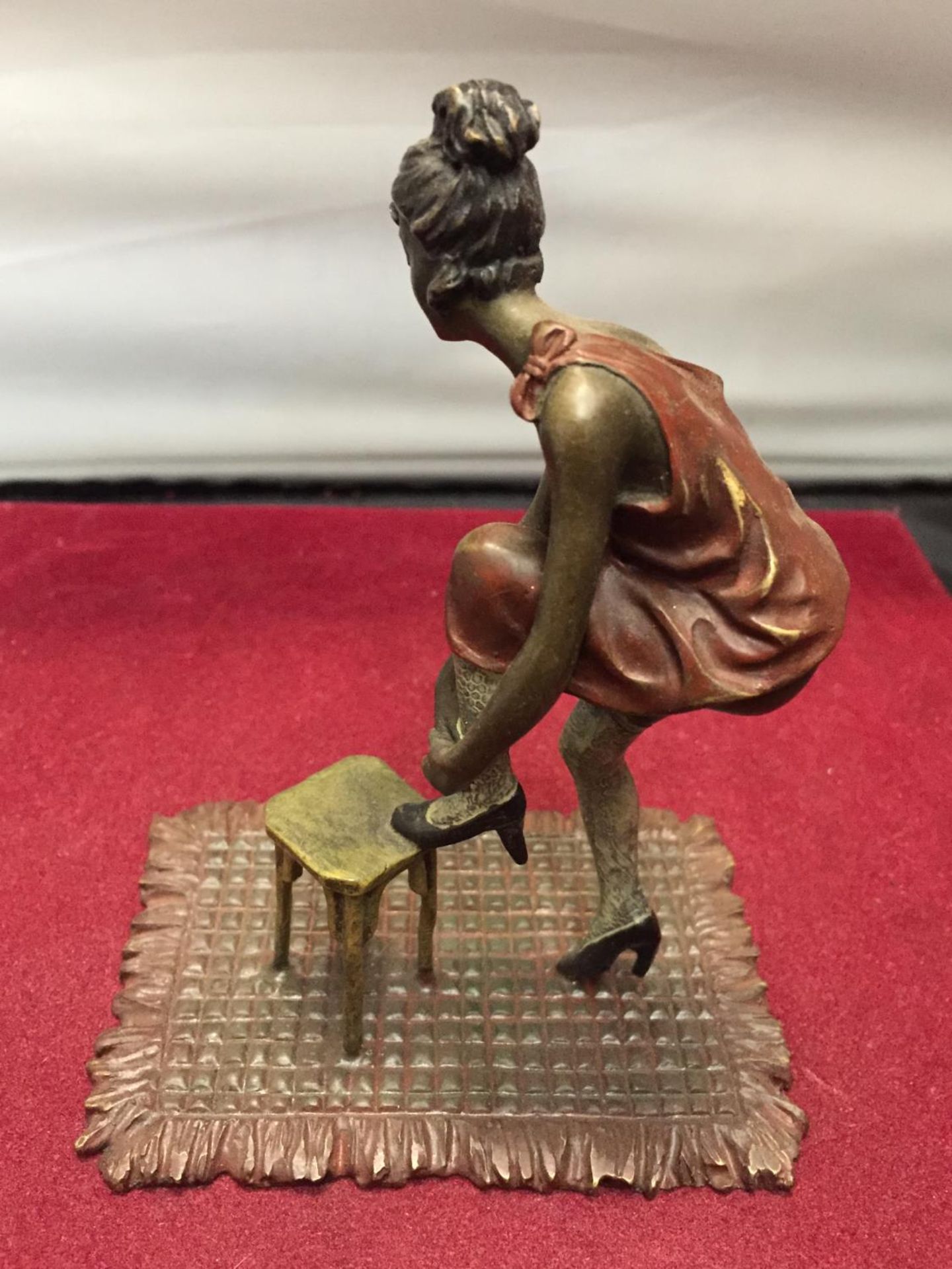 A BERGMAN STYLE COLD PAINTED FIGURINE OF A LADY WITH HER FOOT ON A STOOL HEIGHT APPROXIMATELY 12CM - Image 3 of 5