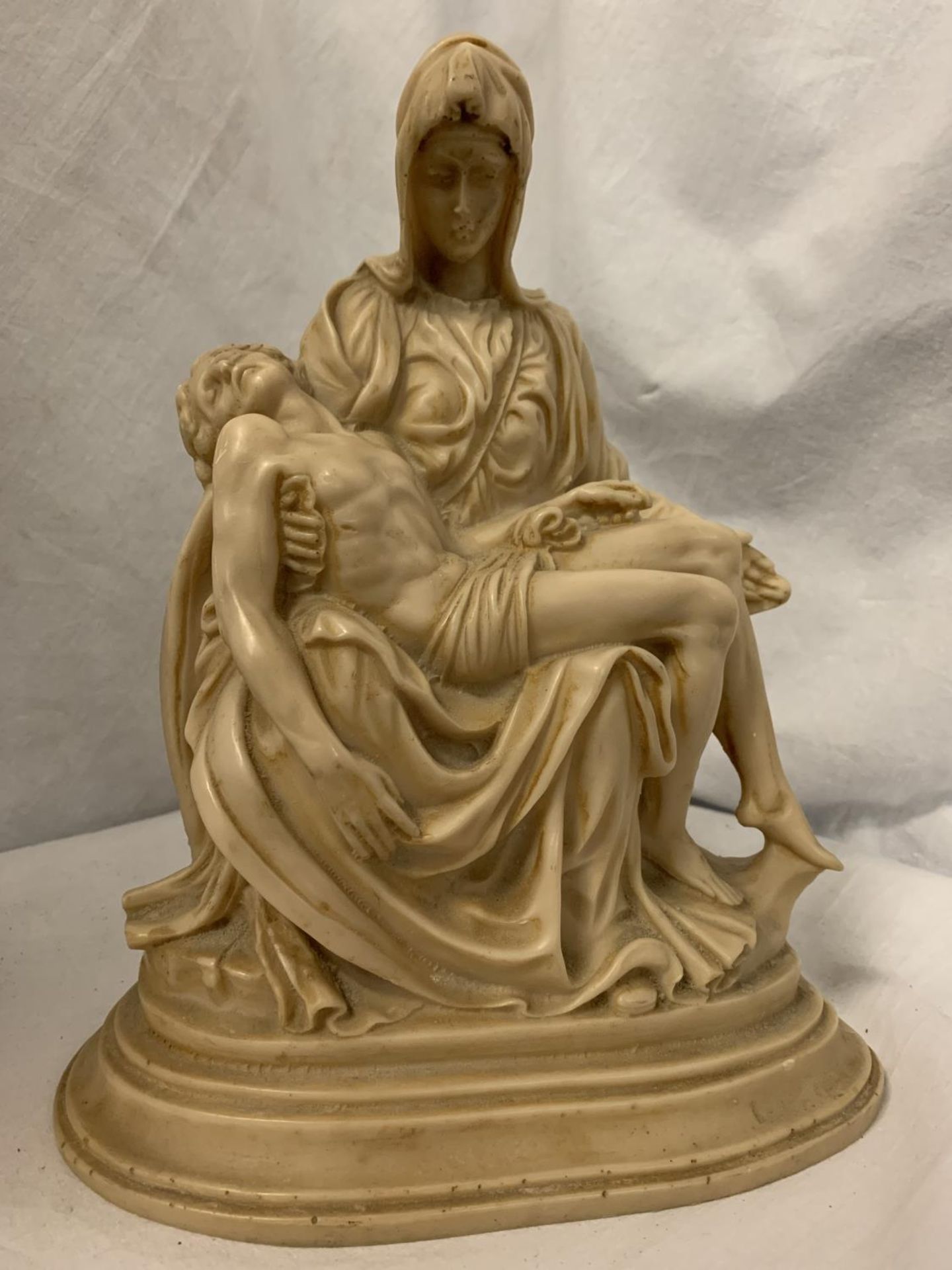 A RESIN EXAMPLE OF MICHAELANGELO'S 'PIETA' H: 27CM - Image 4 of 5