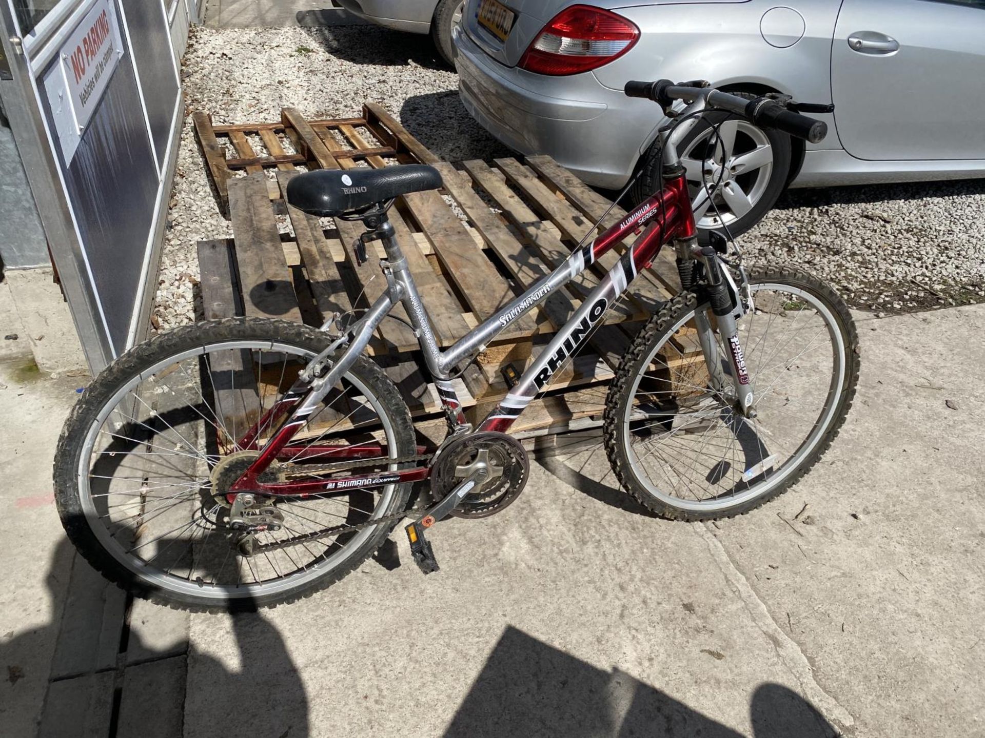 A RHINO SALAMANDER MOUNTAIN BIKE WITH 21 SPEED GEAR SYSTEM