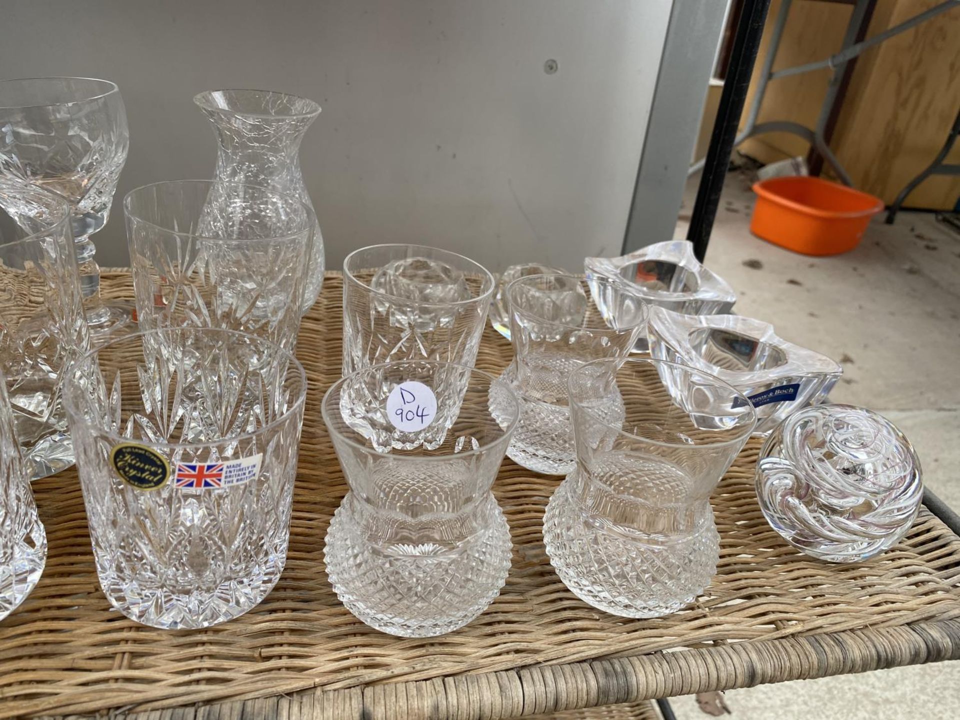 AN ASSORTMENT OF BLUE AND WHITE CERAMIC WARE AND AN ASSORTMENT OF GLASS WARE - Image 5 of 6