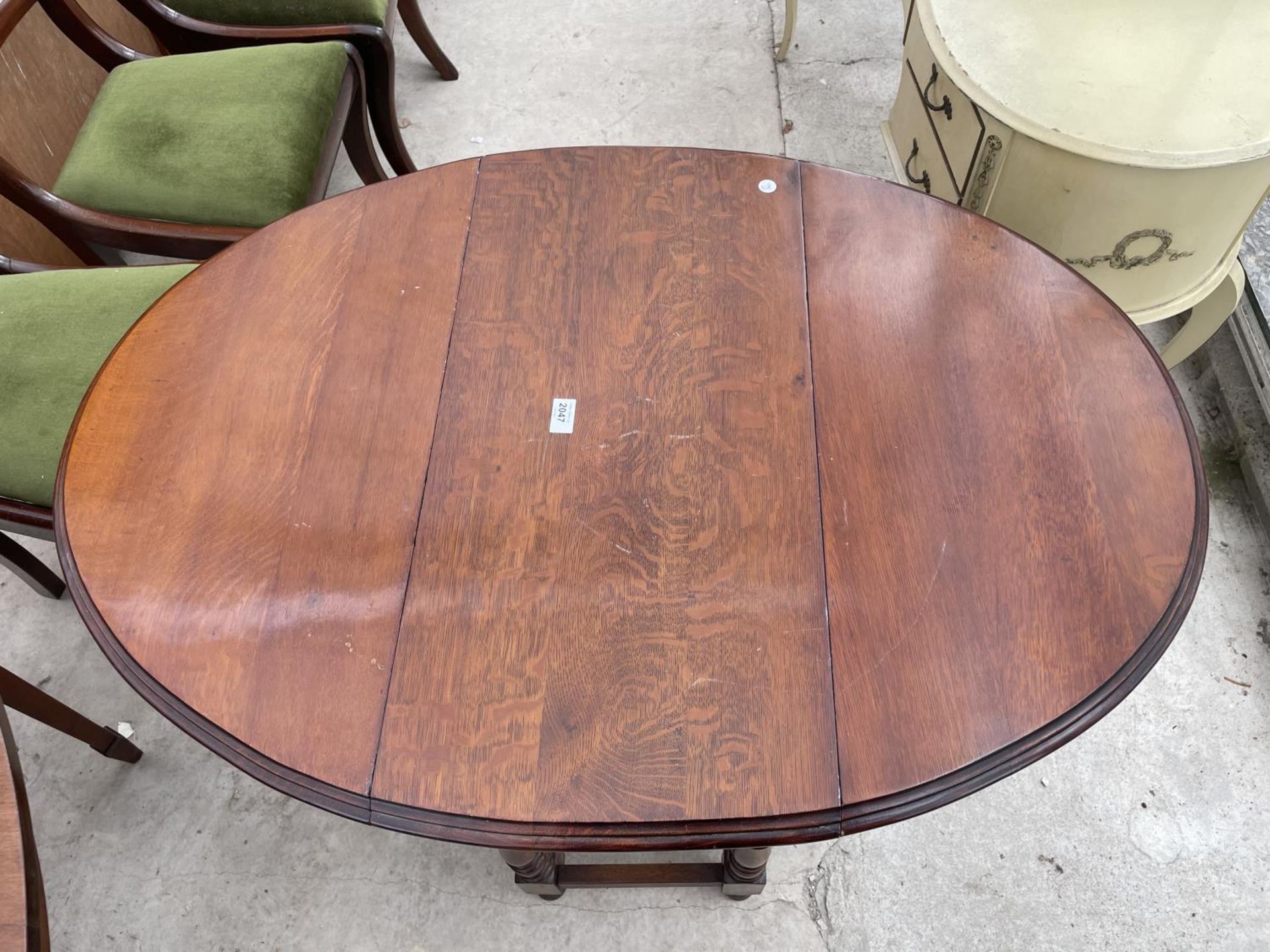 AN EARLY 20TH CENTURY OVAL OAK DINING TABLE ON TURNED LEGS, 30X42" - Image 2 of 5