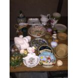 A LARGE ASSORTMENT OF VARIOUS CERAMIC ITEMS