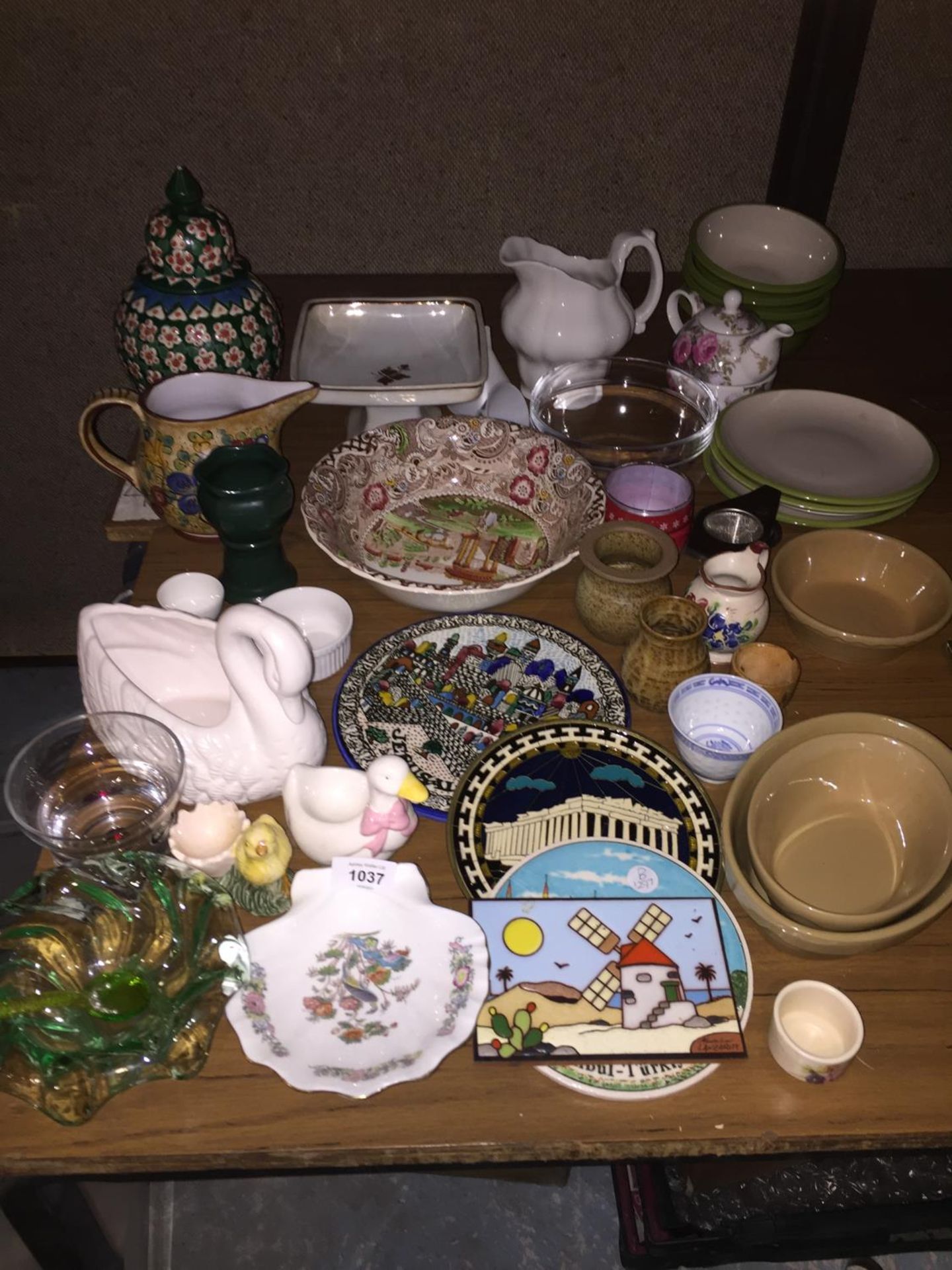 A LARGE ASSORTMENT OF VARIOUS CERAMIC ITEMS