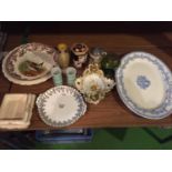 A LARGE MEAT PLATTER, TWO SPODE PLATE EXAMPLES AND VARIOUS CERAMIC COLLECTABLES