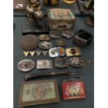 A COLLECTION OF ORNATE METAL BELT BUCKLES TO INCLUDE A BELT, TWO VINTAGE TINS, A VINTAGE LAMP AND