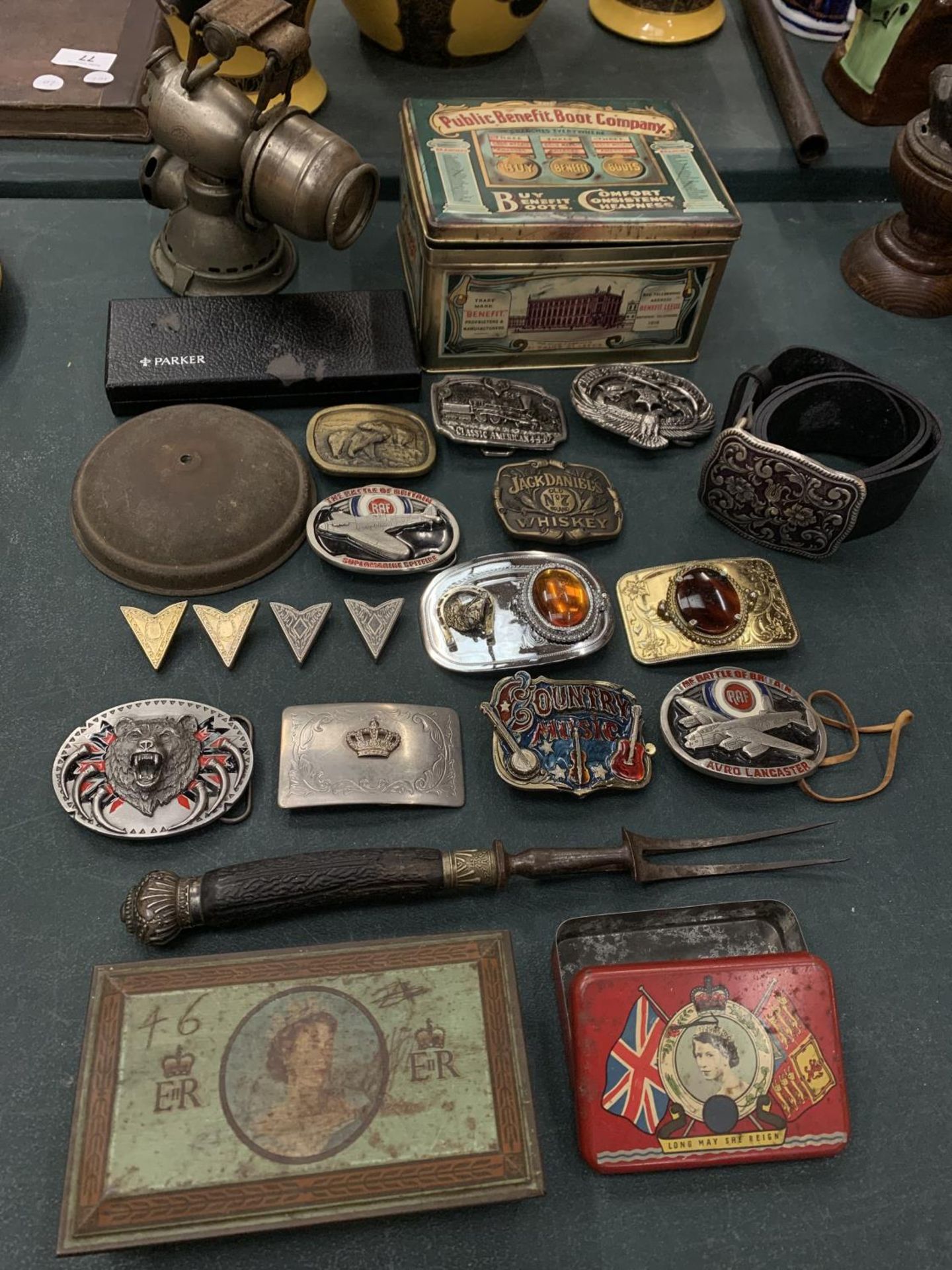 A COLLECTION OF ORNATE METAL BELT BUCKLES TO INCLUDE A BELT, TWO VINTAGE TINS, A VINTAGE LAMP AND