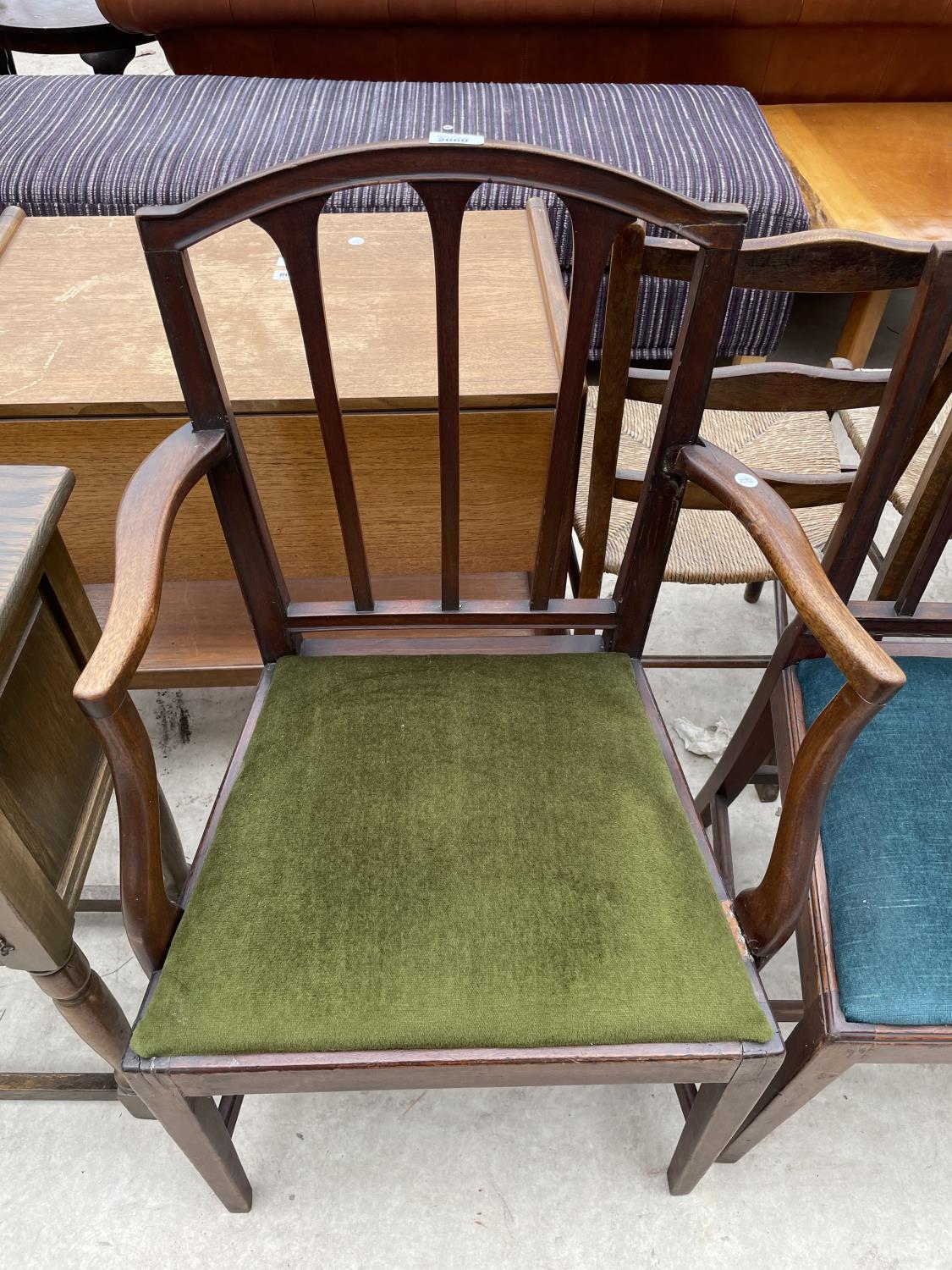 A SET OF EIGHT MAHOGANY 19TH CENTURY DINING CHAIRS, TWO BEING CARVERS, ON TAPERD LEGS,HAVING - Image 2 of 5