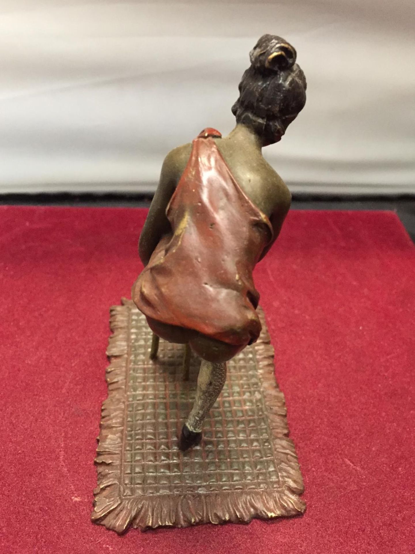 A BERGMAN STYLE COLD PAINTED FIGURINE OF A LADY WITH HER FOOT ON A STOOL HEIGHT APPROXIMATELY 12CM - Image 4 of 5