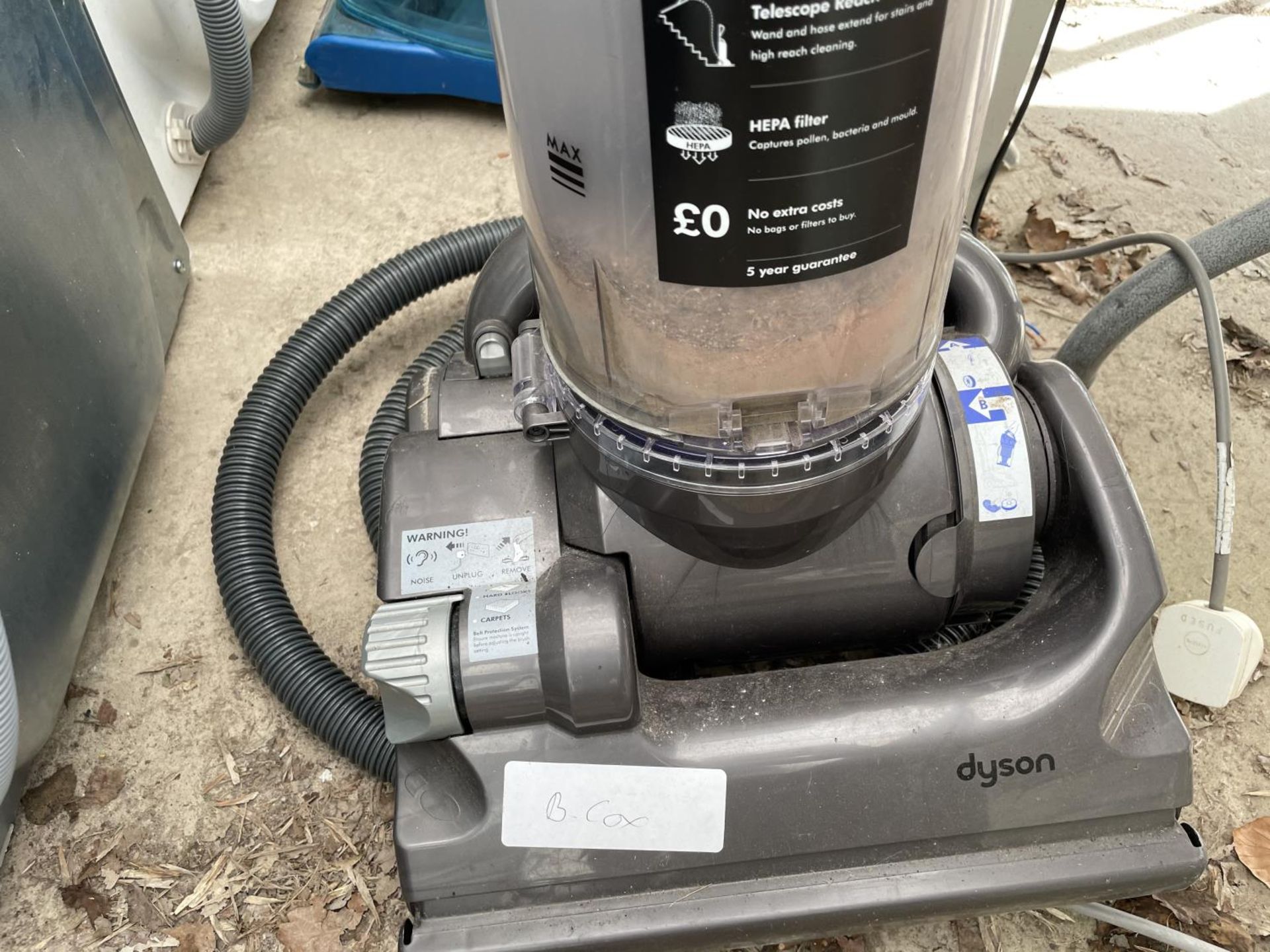 A DYSON DC33 VACUUM CLEANER BELIEVED IN WORKING ORDER BUT NO WARRANTY - Image 3 of 4