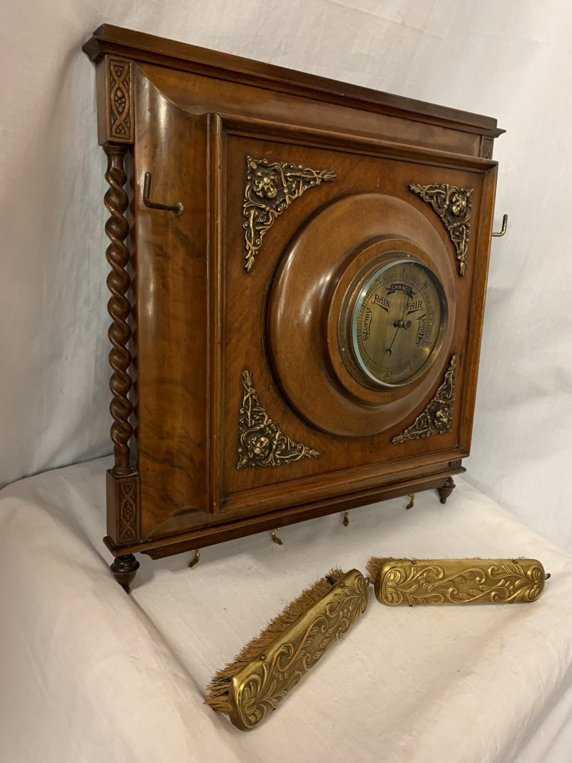 A VINTAGE WALNUT WALL BAROMETER COMPLETE WITH CLOTHES BRUSHES - Image 2 of 4