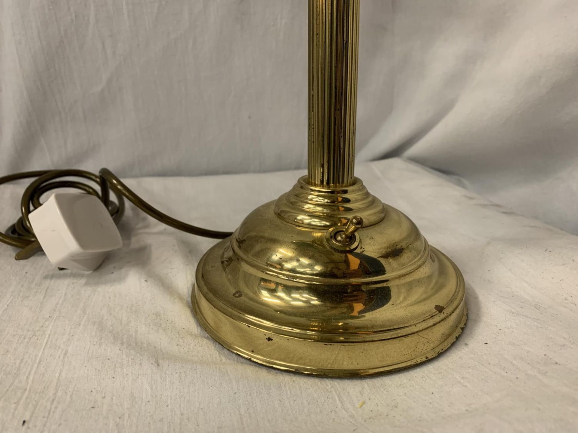 A BRASS BANKER'S DESK LAMP WITH GREEN GLASS SHADE - Image 4 of 4