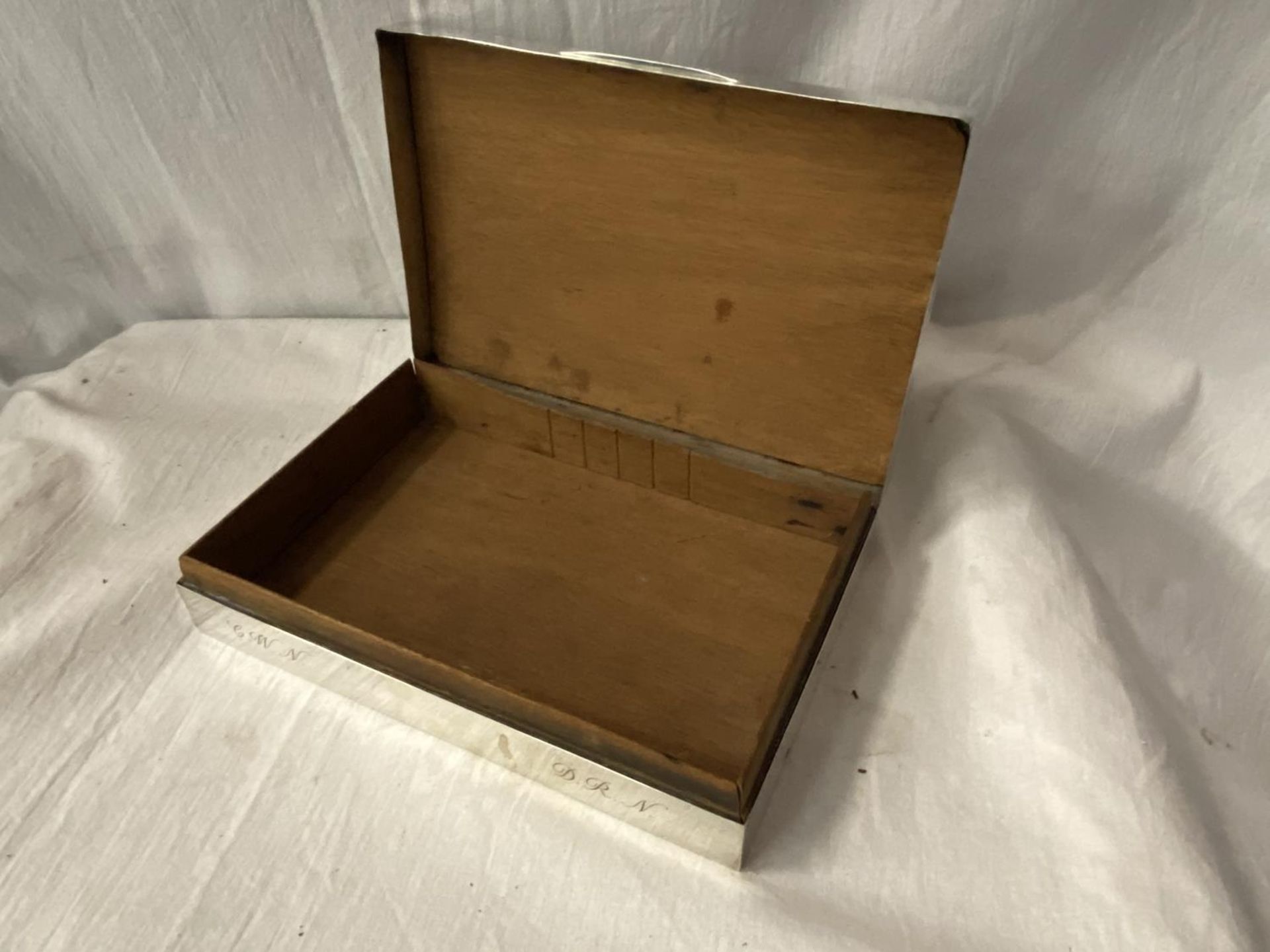 A BIRMINGHAM SILVER CIGARETTE BOX 23CM X 15CM X 5CM (WEIGHT 1000G) - Image 4 of 6