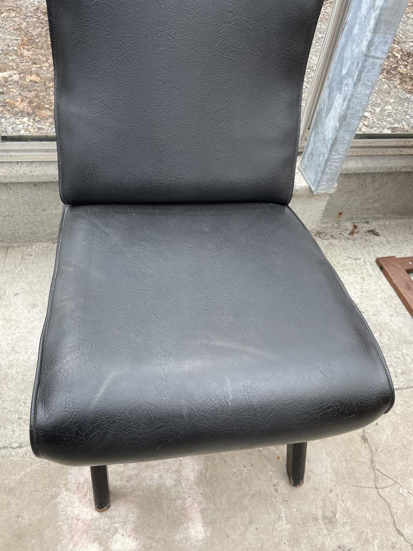 A BLACK LEATHER EFFECT FIRESIDE CHAIR - Image 2 of 5
