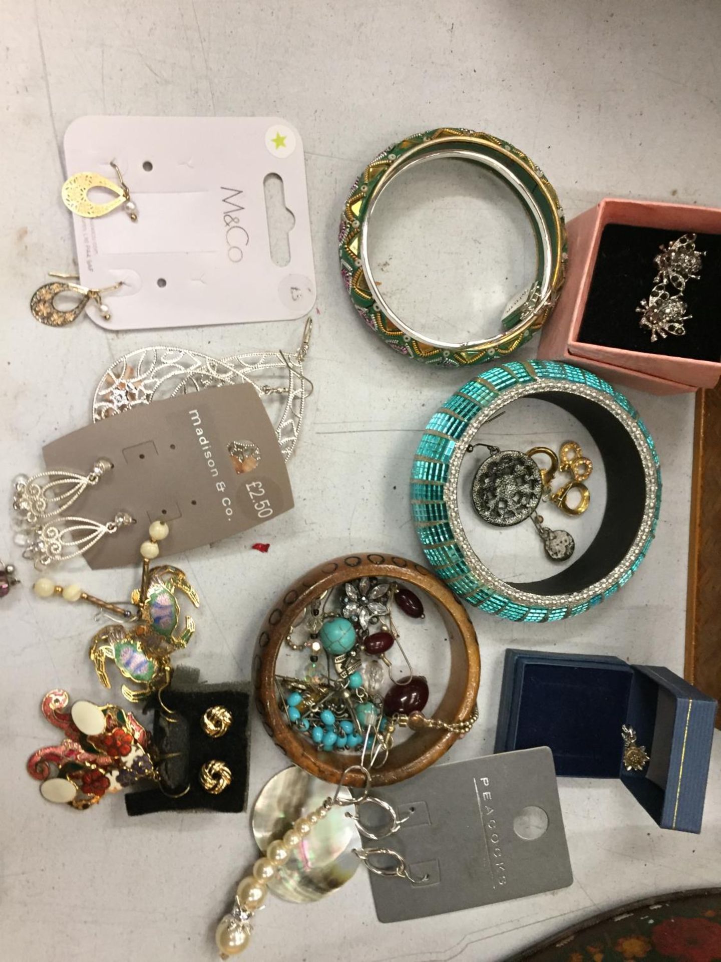 A COLLECTION OF COSTUME JEWELLERY TO INCLUDE EARRINGS AND BANGLES - Image 2 of 3
